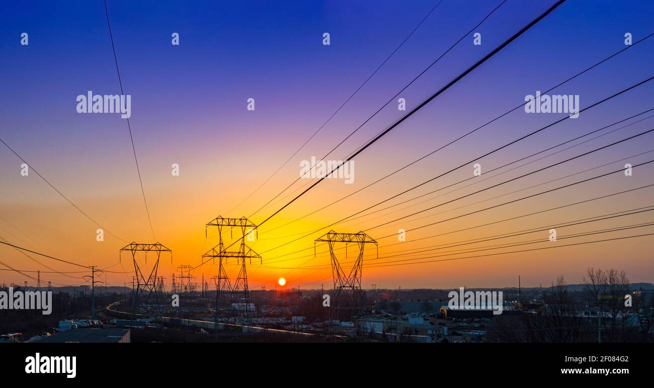 Vista aerea tra torri elettriche con molte linee elettriche, alba, Pennsylvania, Stati Uniti Foto Stock