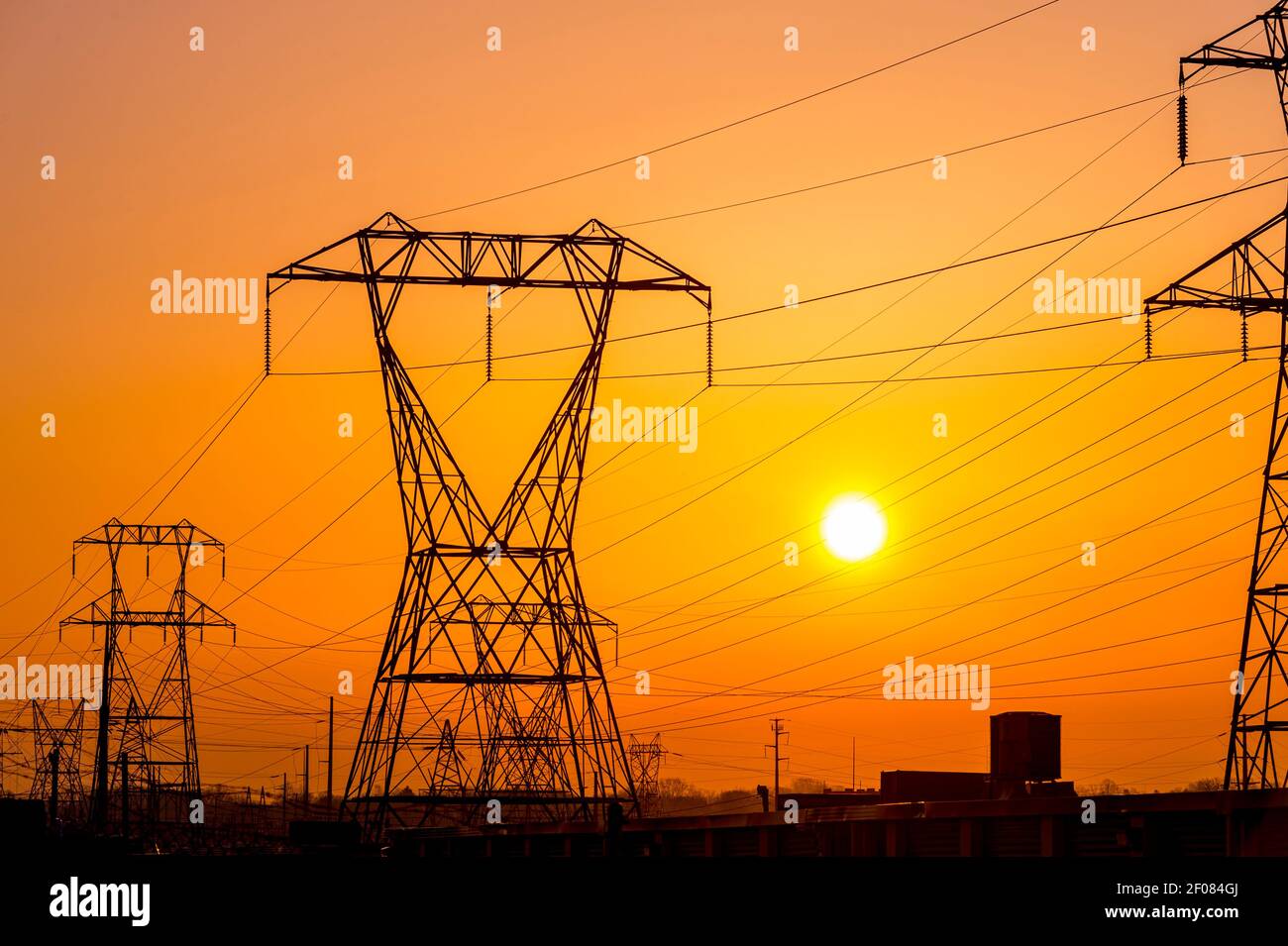 Torri elettriche con molte linee elettriche, alba, Pennsylvania, Stati Uniti Foto Stock