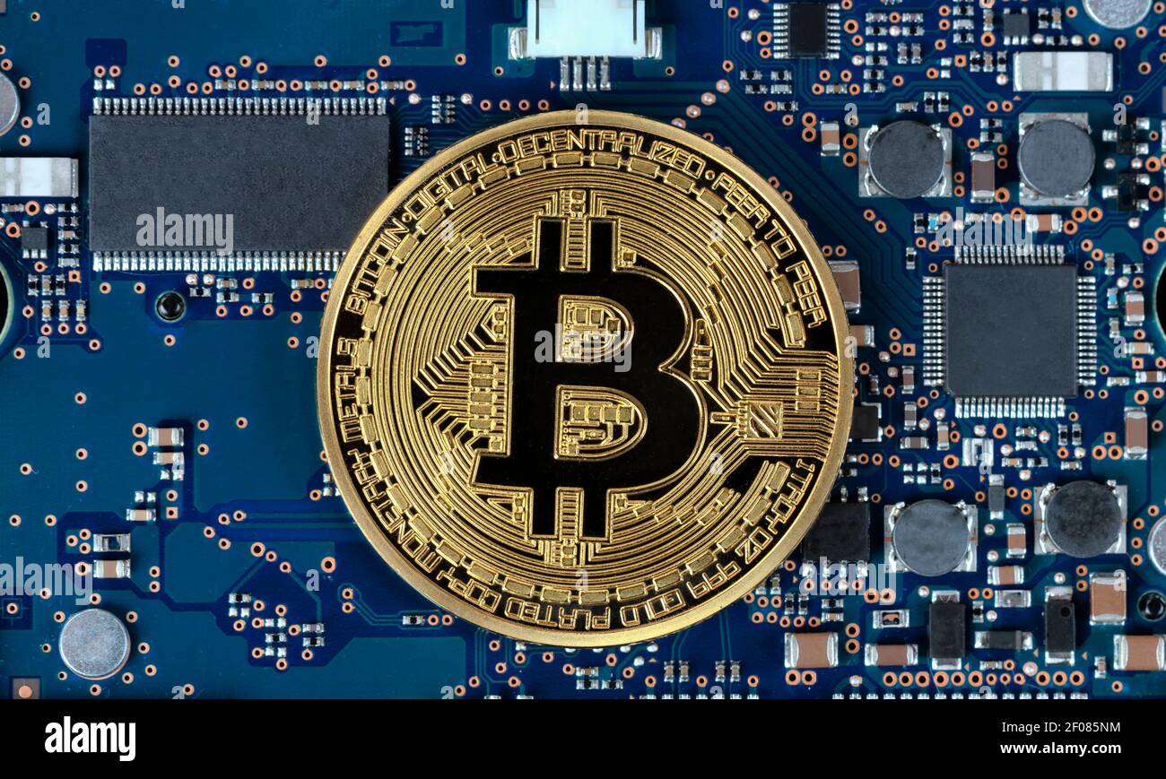 Moneta a bit singolo con scheda di circuito del computer in background per concetto di valuta futura Foto Stock