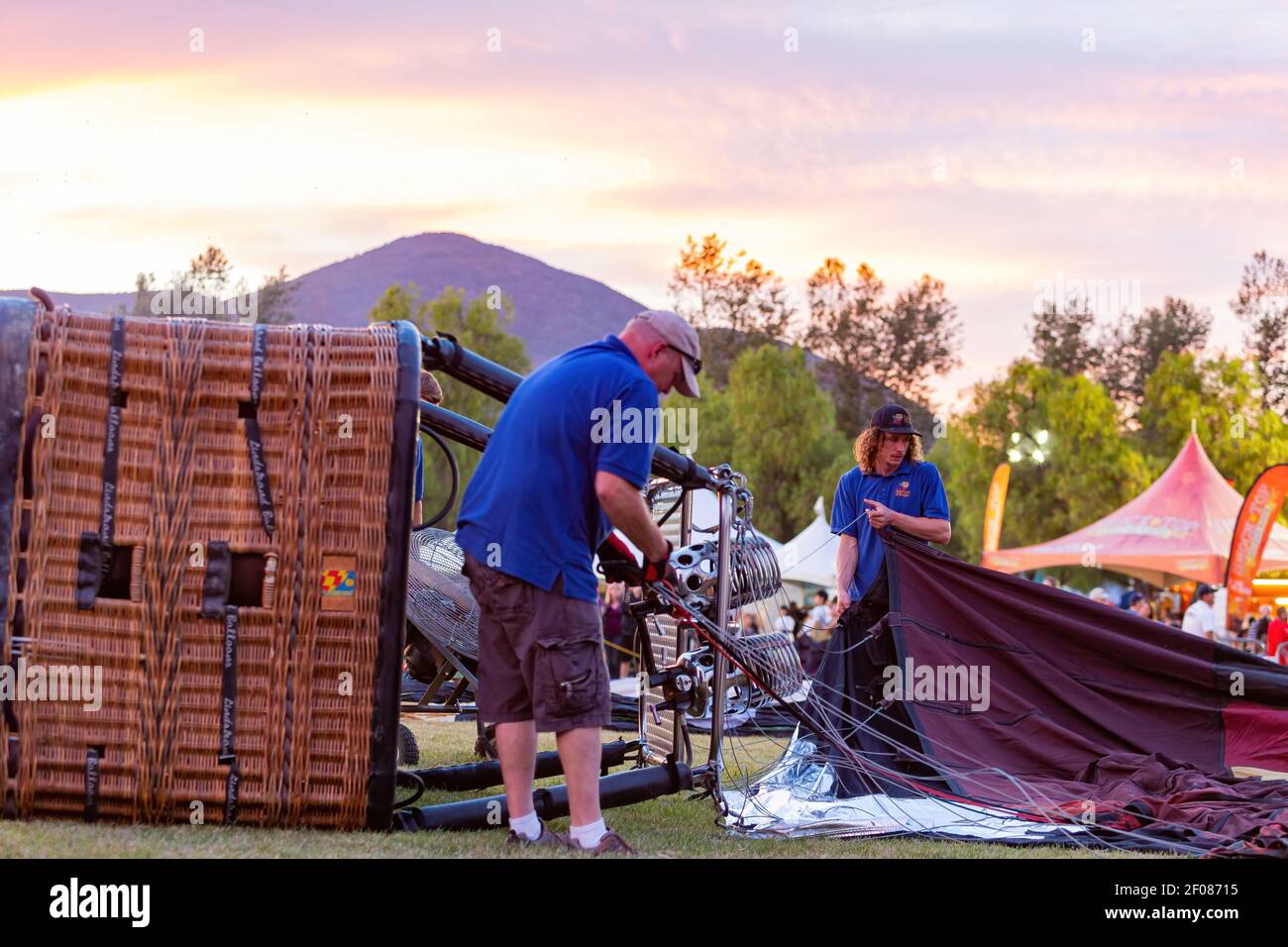 Temecula, 29 MAGGIO 2015 - l'operaio sta preparando il pallone ad aria calda per il festival del vino e della mongolfiera della Valle di Temecula Foto Stock