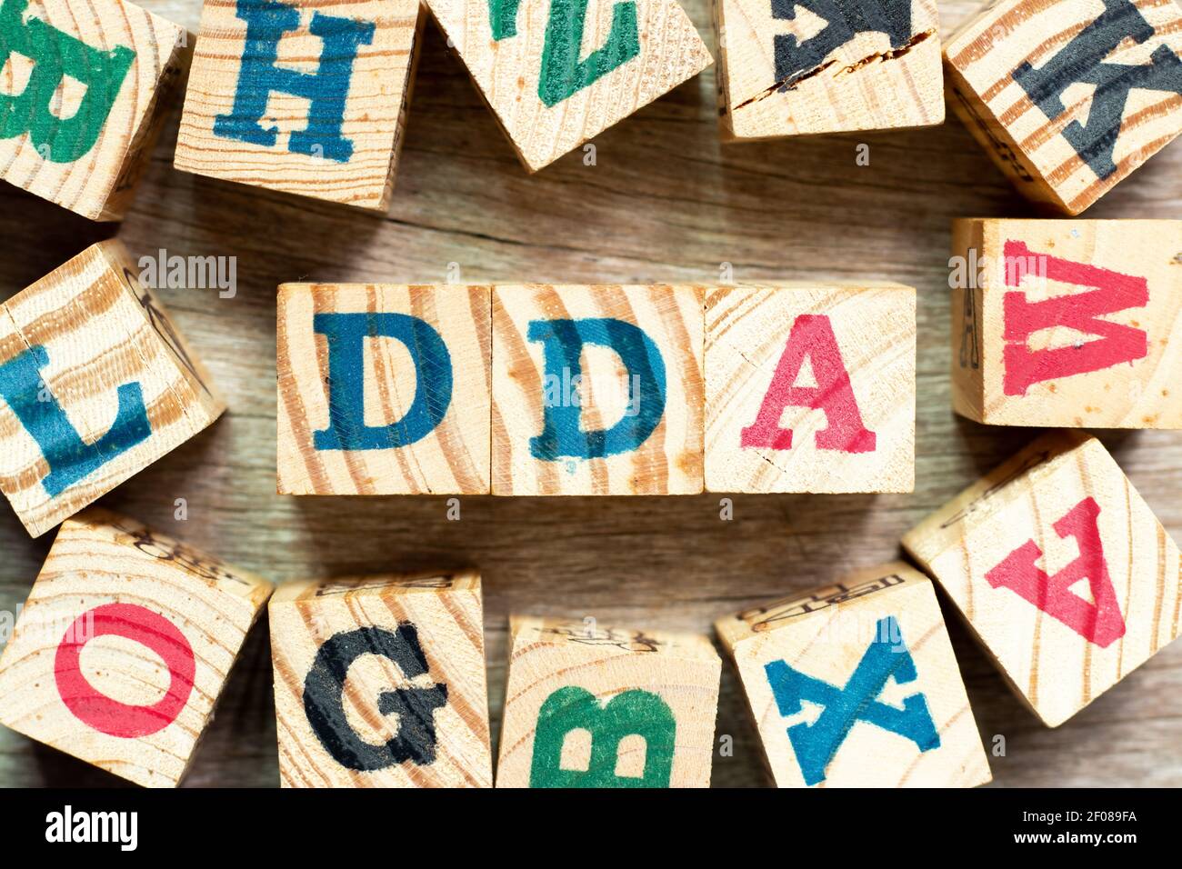 Alfabeto blocco di lettere in parola DDA (abbreviazione di ammortamento, impoverimento e ammortamento o conto deposito domanda) con un altro su sfondo legno Foto Stock