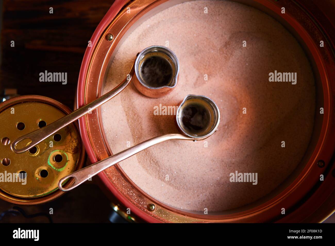 Due graziosi pentole per preparare il caffè turco Foto Stock