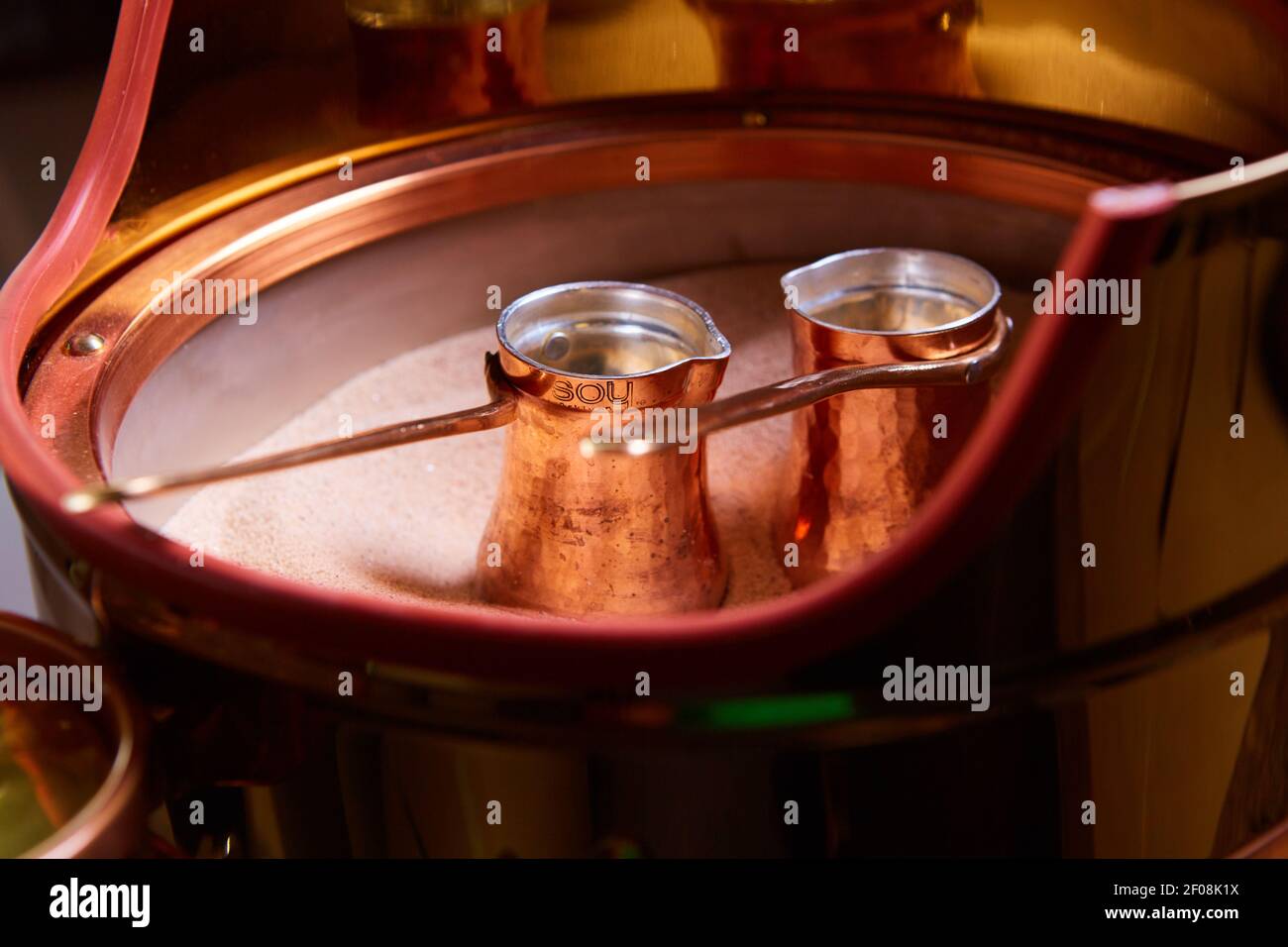 Due graziosi pentole per preparare il caffè turco Foto Stock
