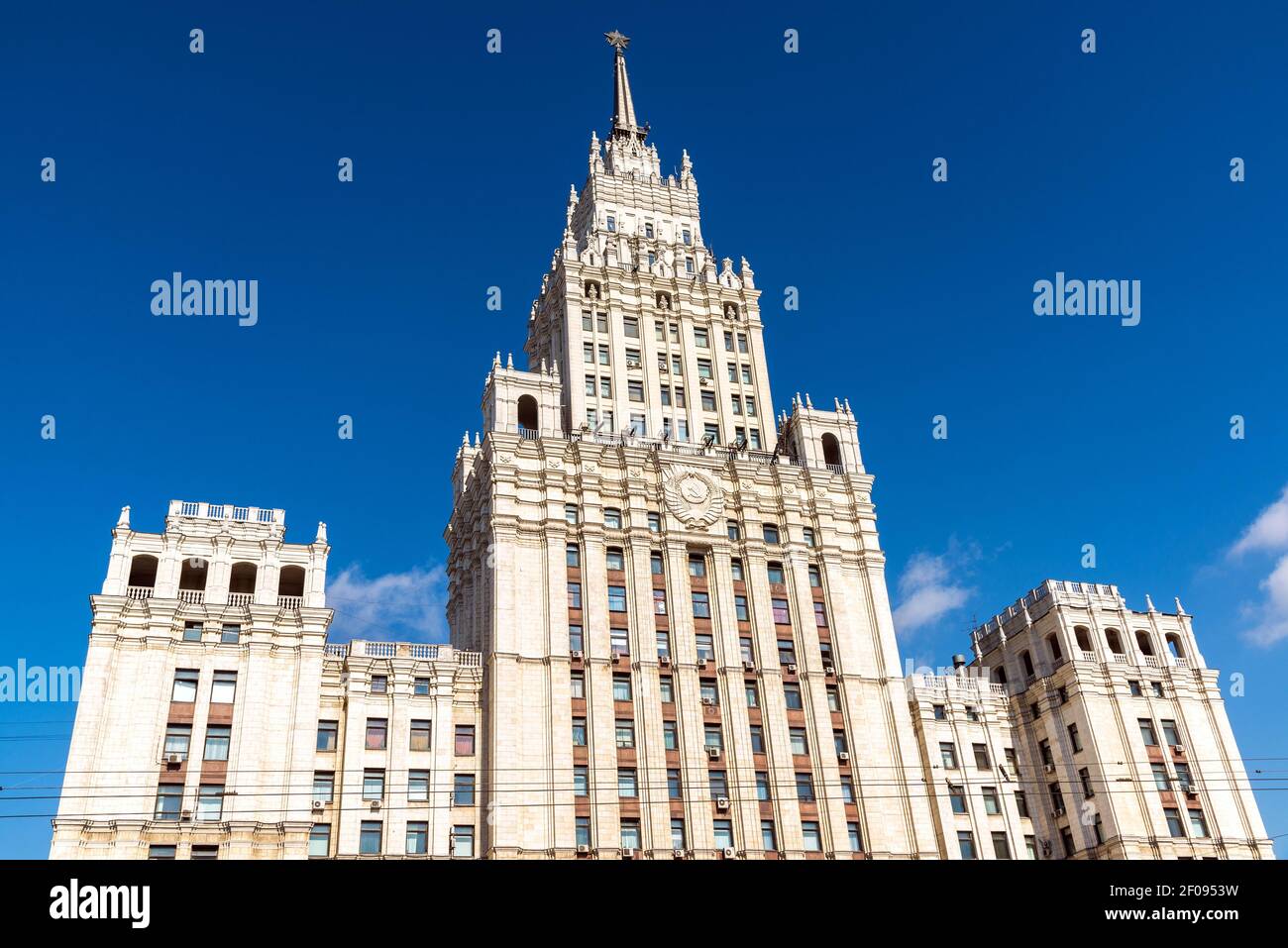 Il grattacielo di Stalin sulla piazza della Porta Rossa a Mosca, Russia Foto Stock