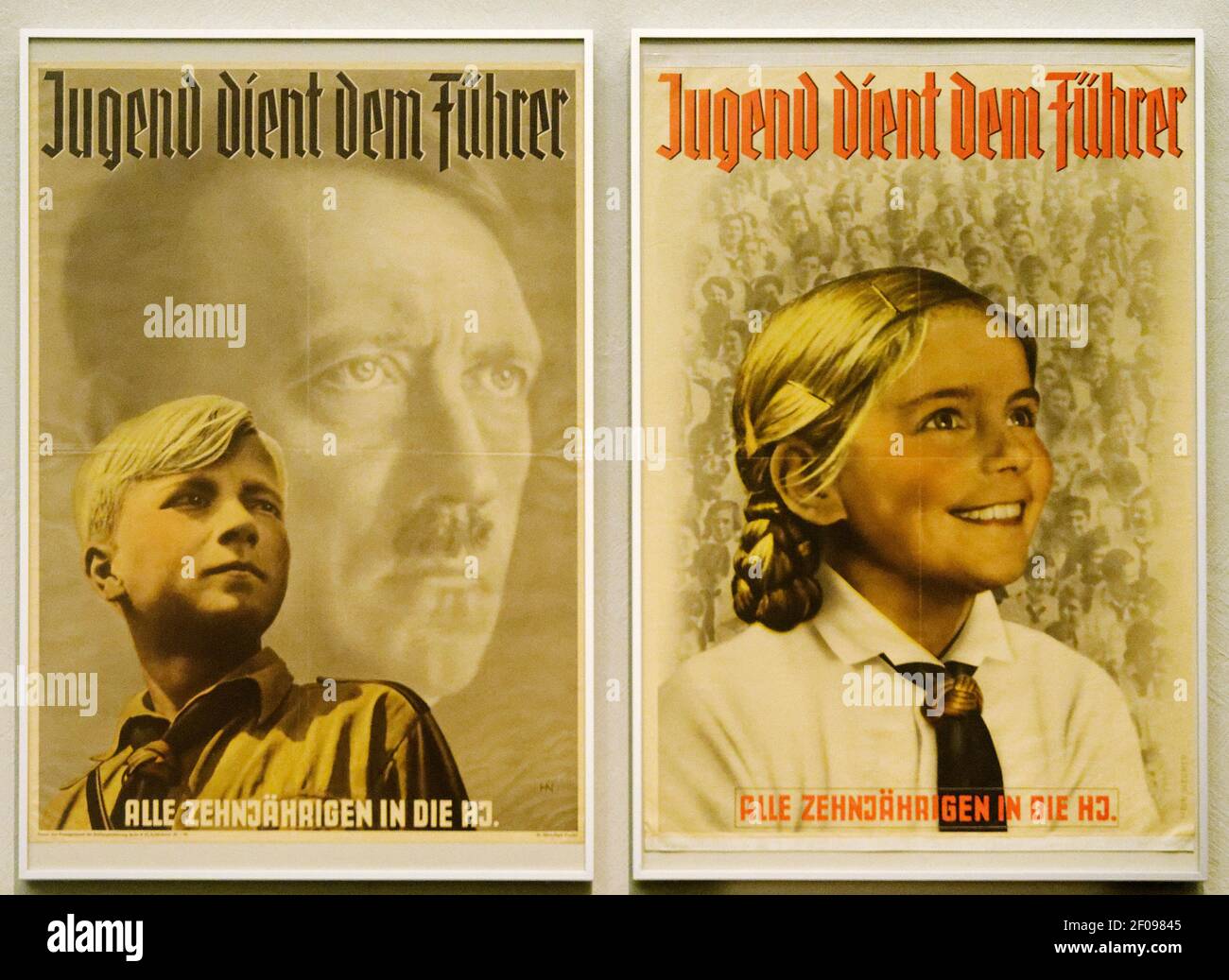 Poster dell'era nazista per il movimento giovanile Hitler con il Testo Gioventù serve il Fuhrer Foto Stock