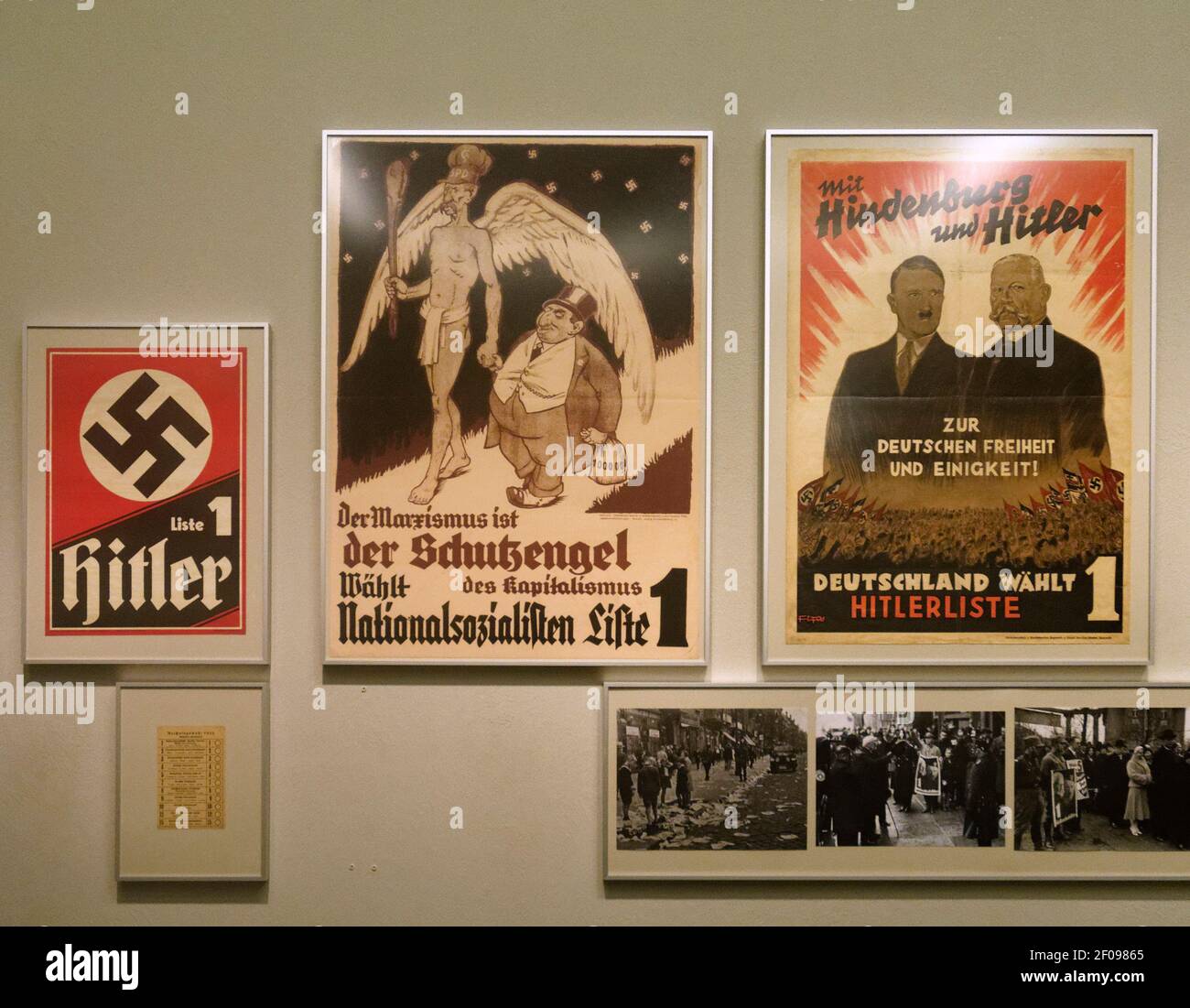 L'era nazista voterà i manifesti di Hitler nel Museo di Storia Tedesco Foto Stock