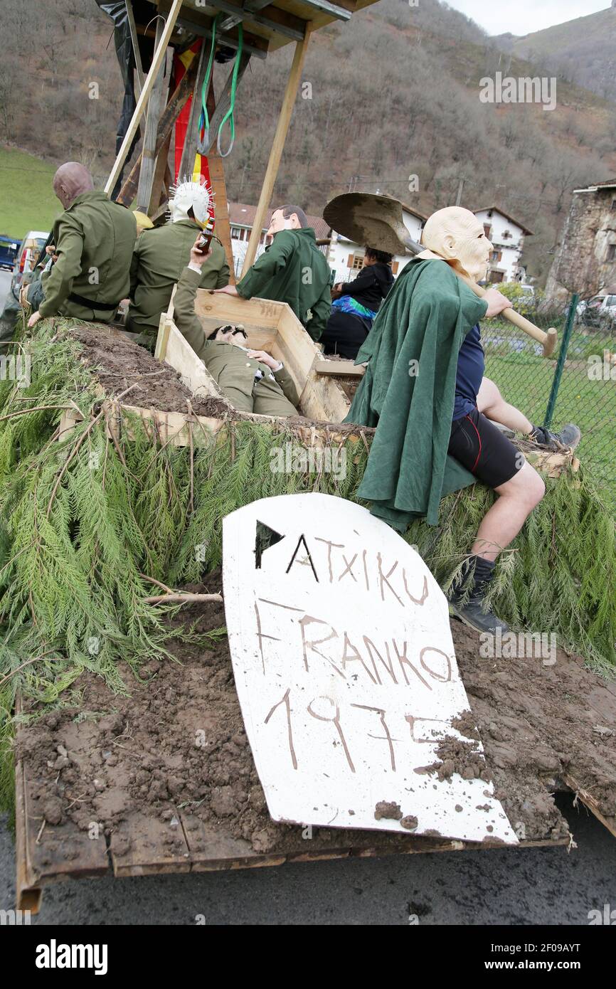 Zubieta, Navarra, Spagna - 28 Gennaio, 2020 : tradizionale carnevale masquerade Joadunak Foto Stock