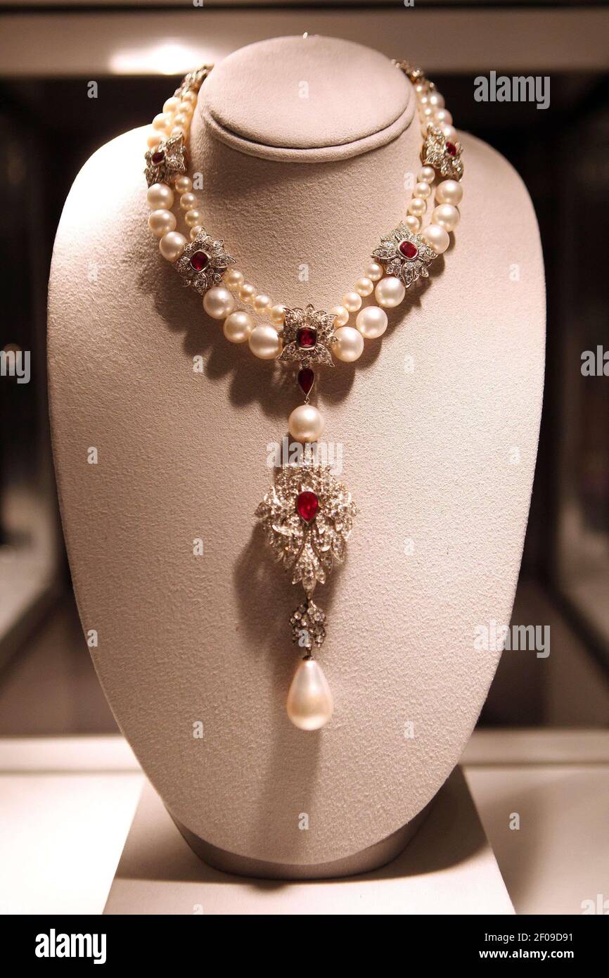 10 ottobre 2011 - Los Angeles, CA - la Peregrina, una Necklace Perla Naturale, Perla coltivata, Ruby & Diamond di Cartier del valore di due - tre milioni di dollari è fotografata durante la Press Preview di ChristieÃ•della Collezione di Elizabeth Taylor a Los Angeles. Photo credit: Krista Kennel/Sipa Press/elizabethtaylorcollectionkk.046/1110110028 Foto Stock