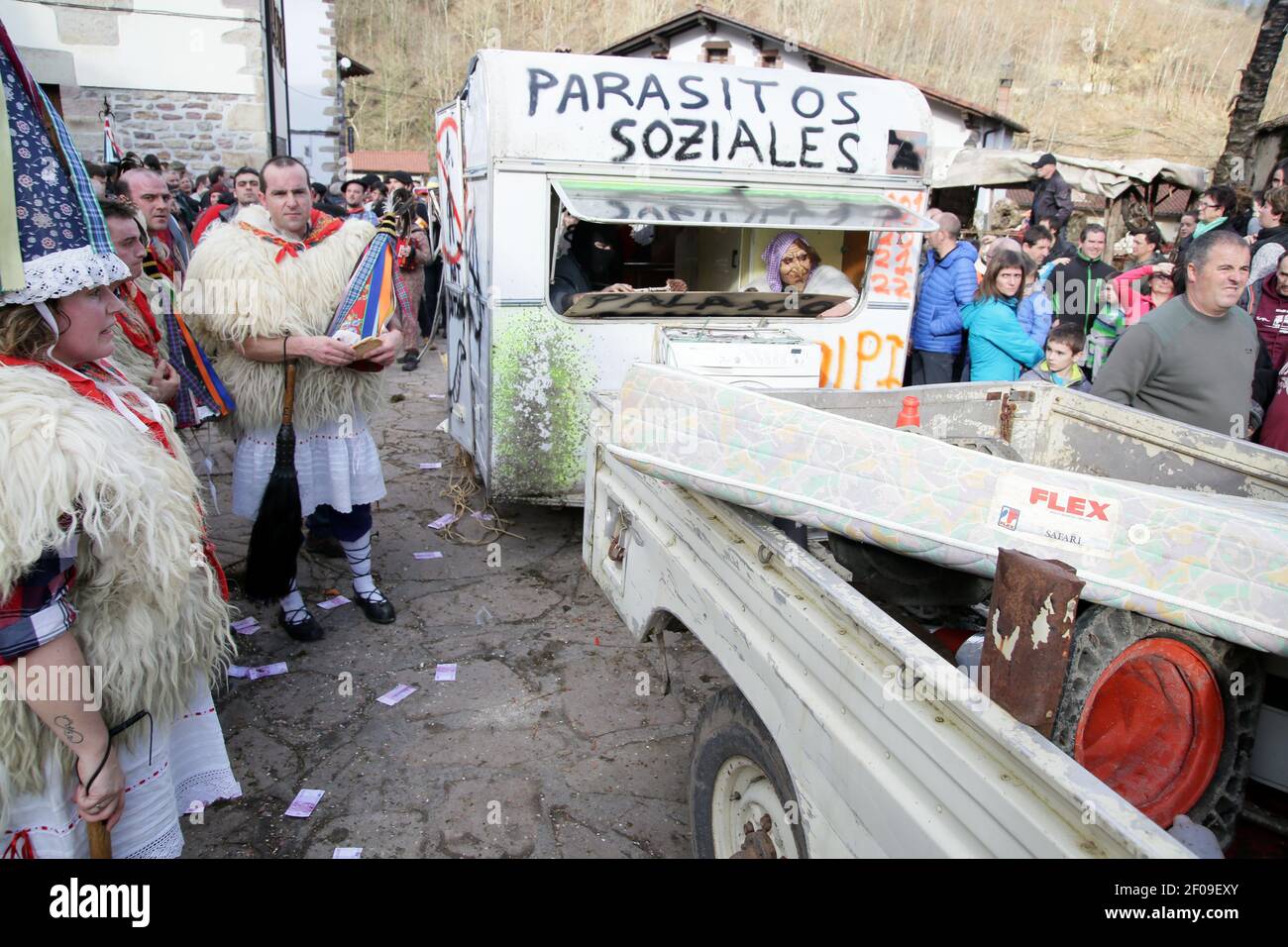 Zubieta, Navarra, Spagna - 28 Gennaio, 2020 : tradizionale carnevale masquerade Joadunak Foto Stock