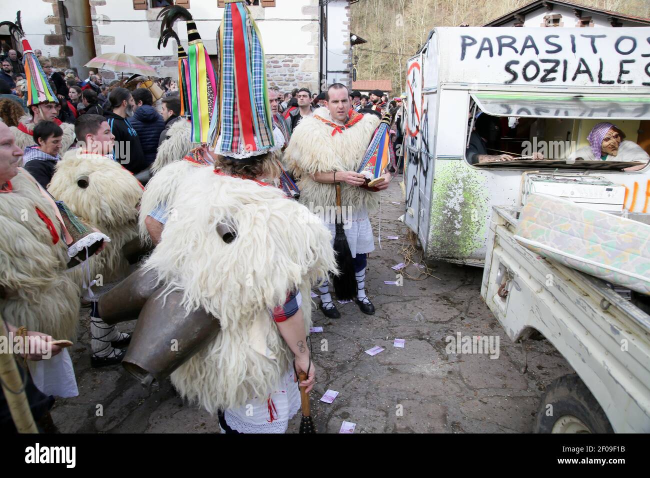 Zubieta, Navarra, Spagna - 28 Gennaio, 2020 : tradizionale carnevale masquerade Joadunak Foto Stock