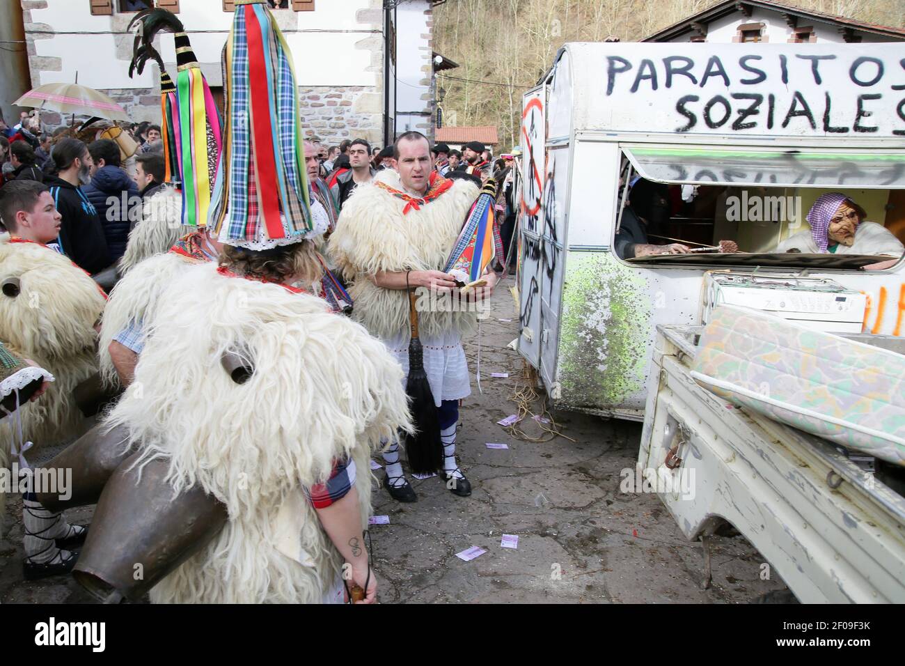 Zubieta, Navarra, Spagna - 28 Gennaio, 2020 : tradizionale carnevale masquerade Joadunak Foto Stock