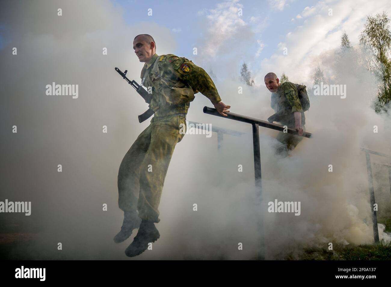 Bielorussia, Minsk. 22 APRILE 2014 - soldati speciali sono in fase di test per il diritto di indossare un berretto di maroon. Foto Stock