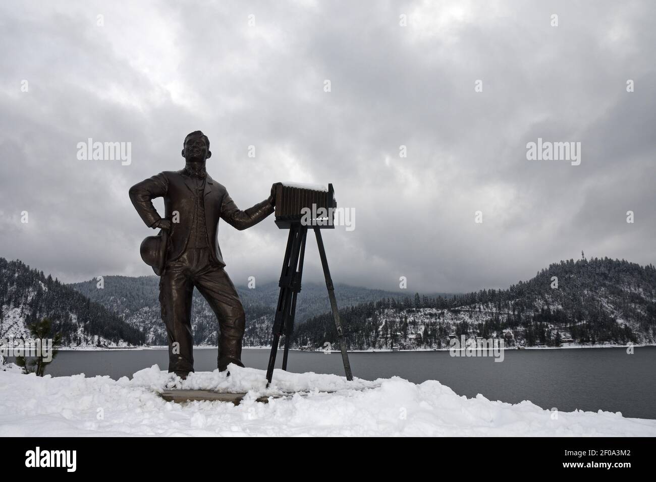 'Leopold' una statua del fotografo creata da David Clemons che siede presso il lago Coeur d'Alene lungo il sentiero centenario dell'Idaho. (Foto di Randy Beacham) Foto Stock
