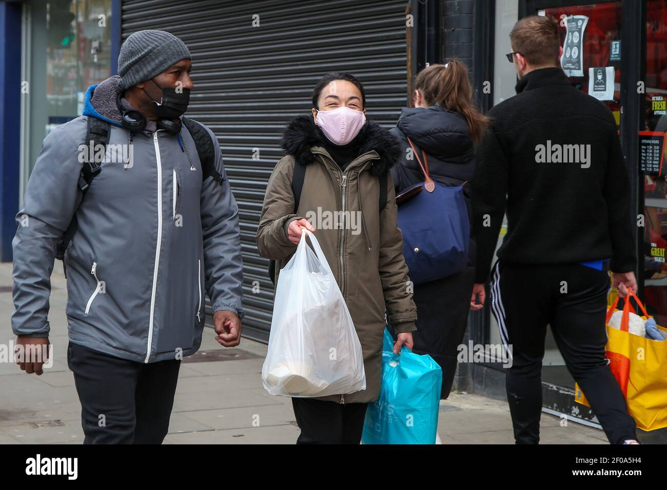 Londra, Regno Unito. 06 marzo 2021. Una donna che indossa la maschera facciale come precauzione contro la diffusione del Covid-19 visto a Londra durante il lockdown.il primo ministro Boris Johnson ha annunciato una roadmap per facilitare la restrizione di blocco con gli studenti della scuola primaria e secondaria per tornare a scuola l'8 marzo. Credit: SOPA Images Limited/Alamy Live News Foto Stock