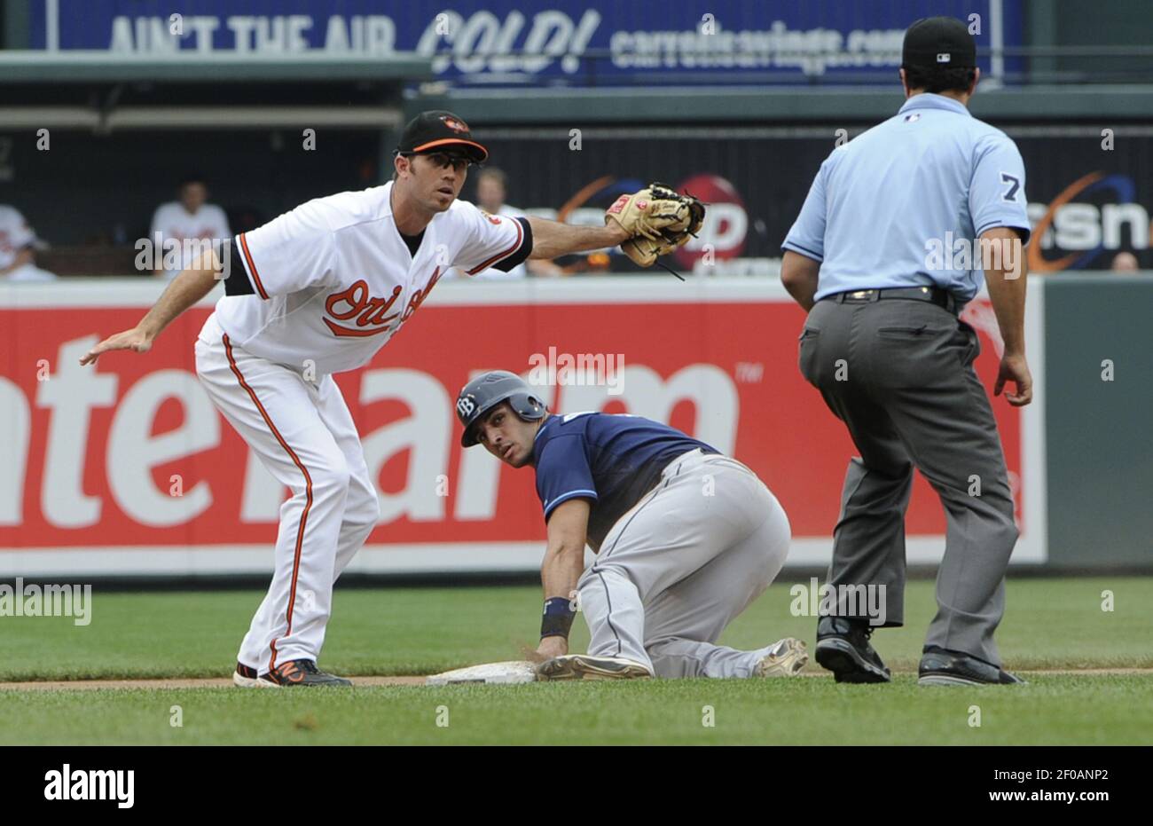 Nella parte superiore del 5 ° inning, Tampa Bay Rays Sean Rodriguez (1) è catturato rubando 2 ° base dopo Baltimora Orioles Catcher Craig Tatum, non raffigurato, gettato a shortstop J.J. Duro, nella foto. I Tampa Bay Rays hanno sconfitto i Baltimore Orioles, 9-6, a Oriole Park a Camden Yards a Baltimora, Maryland, domenica 12 giugno 2011. (Foto di Algerina Perna/Baltimora Sun/MCT/Sipa USA) Foto Stock