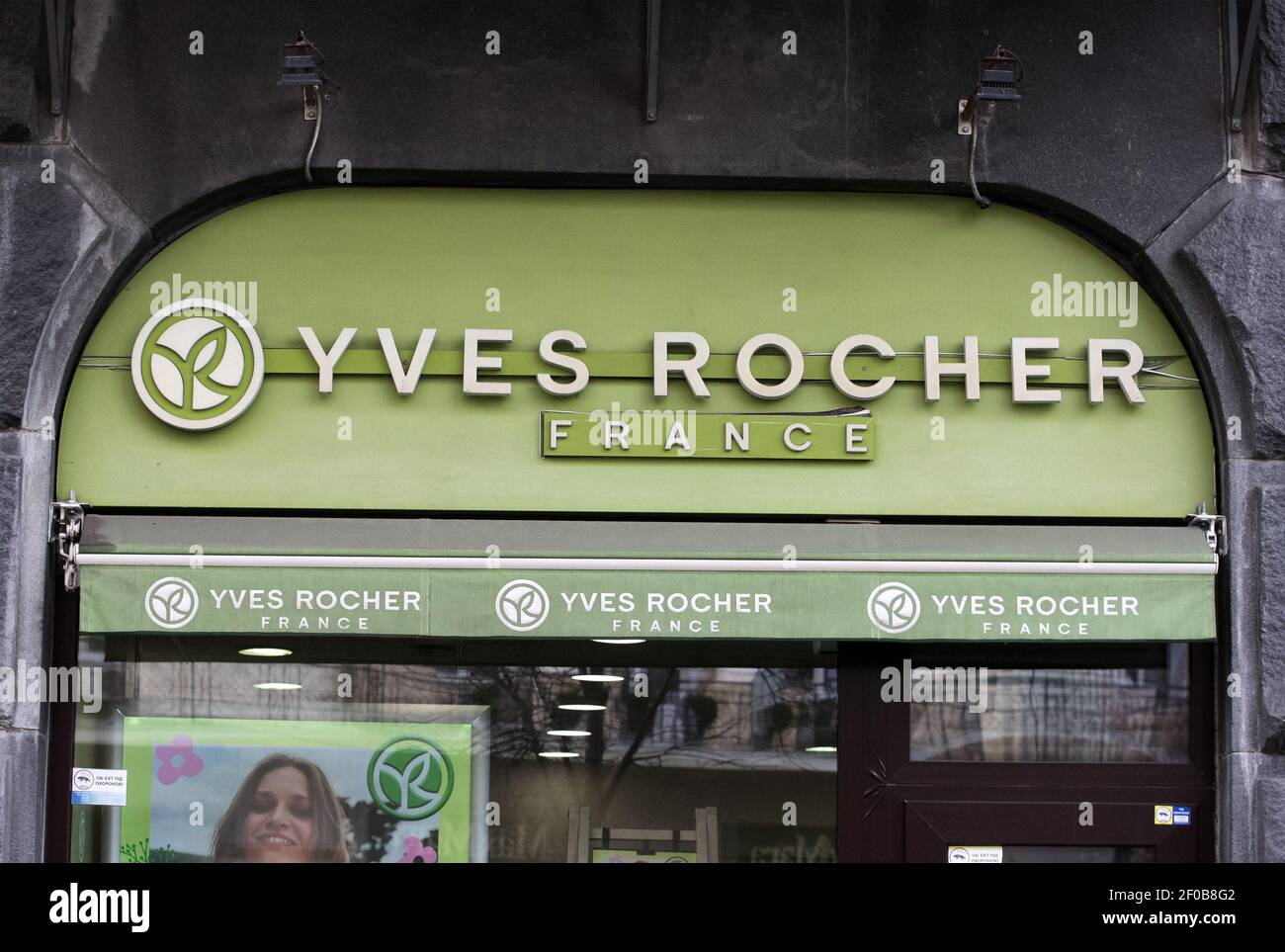 Kiev, Ucraina. 06 marzo 2021. Il logo Yves Rocher di un marchio mondiale di cosmetici e bellezza è visto sopra l'ingresso al loro negozio a Kiev, Ucraina. Credit: SOPA Images Limited/Alamy Live News Foto Stock