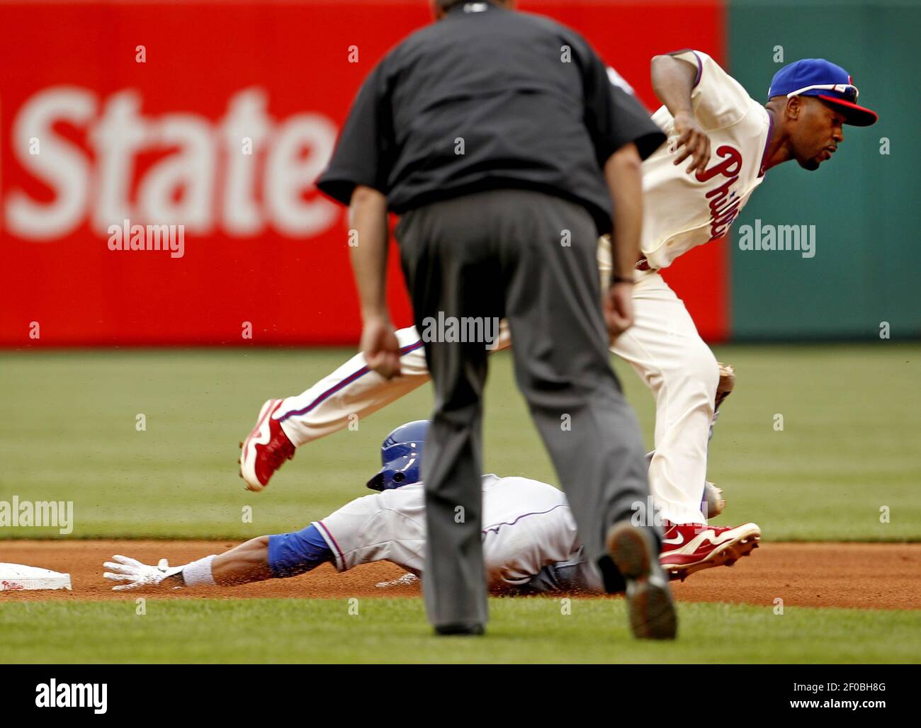 L'Elvis Andrus dei Texas Rangers è governato sicuro dopo aver rubato' la seconda base come Jimmy Rollins dei Philadelphia Phillies ha mancato l'etichetta nel quinto inning domenica 22 maggio 2011 a Philadelphia, Pennsylvania. I Rangers hanno vinto, 2-0. (Foto di Ron Cortes/Philadelphia Inquirer/MCT/Sipa USA) Foto Stock