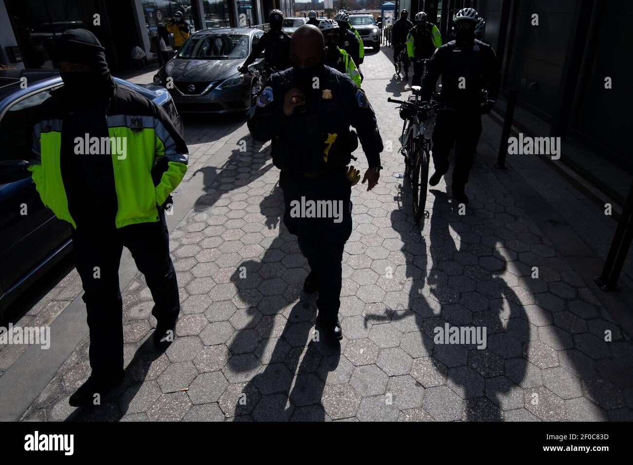 Gli ufficiali metropolitani della polizia bloccano i manifestanti con Free Wilmer, una campagna per il rilascio immediato di un migrante Honduran di nome Wilmer che è stato detenuto per due anni sotto le politiche di asilo dell'amministrazione Trump, dalla marcia attraverso lo sviluppo immobiliare Wharf, a Washington, DC, sabato 6 marzo, 2021, in mezzo alla pandemia del coronavirus. Wilmer è stato inizialmente detenuto nel 2019, e i manifestanti ora chiedono all’amministrazione Biden di intervenire sul suo caso e su altri migranti detenuti allo stesso modo. (Graeme Sloan/Sipa USA) Foto Stock