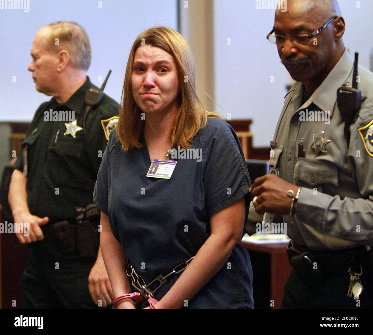 Amanda Brumfield, centro, figlia estraniata dell'attore Billy Bob Thornton, guarda la sua famiglia, giovedì 6 ottobre 2011, dopo essere stata condannata a 20 anni di prigione per la sua aggravata condanna alla macellazione dopo la morte di un bambino nelle sue cure avvenuta nel 2008. (Foto di Red Huber/Orlando Sentinel/MCT/Sipa USA) Foto Stock