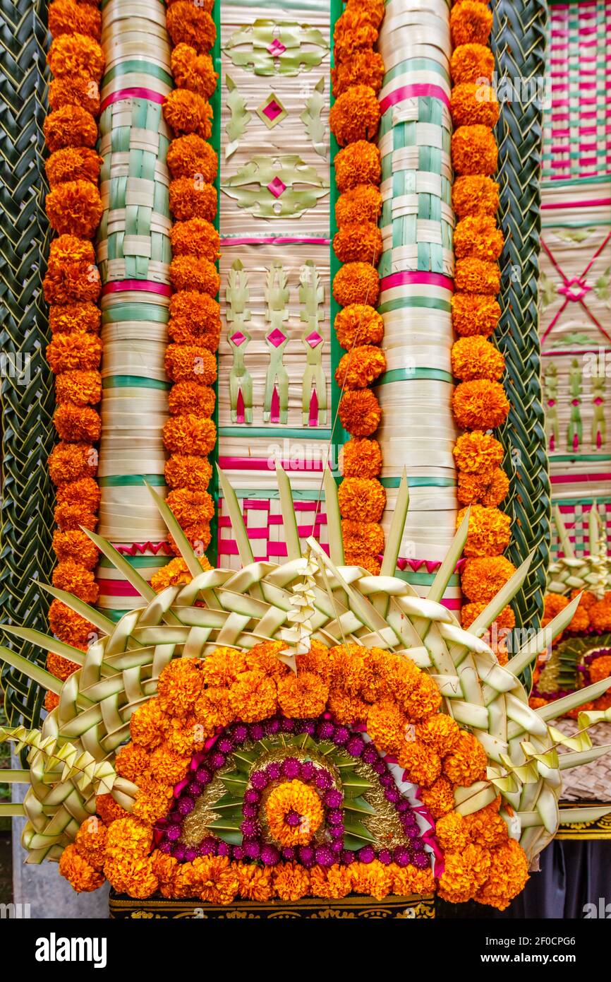 Balinese Hindu decorazione tessuta lamak decorato con fiori di marigold per una celebrazione del tempio. Bali, Indonesia Foto Stock