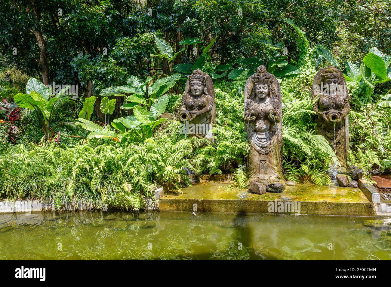 Fontane con statue di pietra a Mandala Suci Wenara Wana o Monkey Forest Ubud, Bali, Indonesia Foto Stock