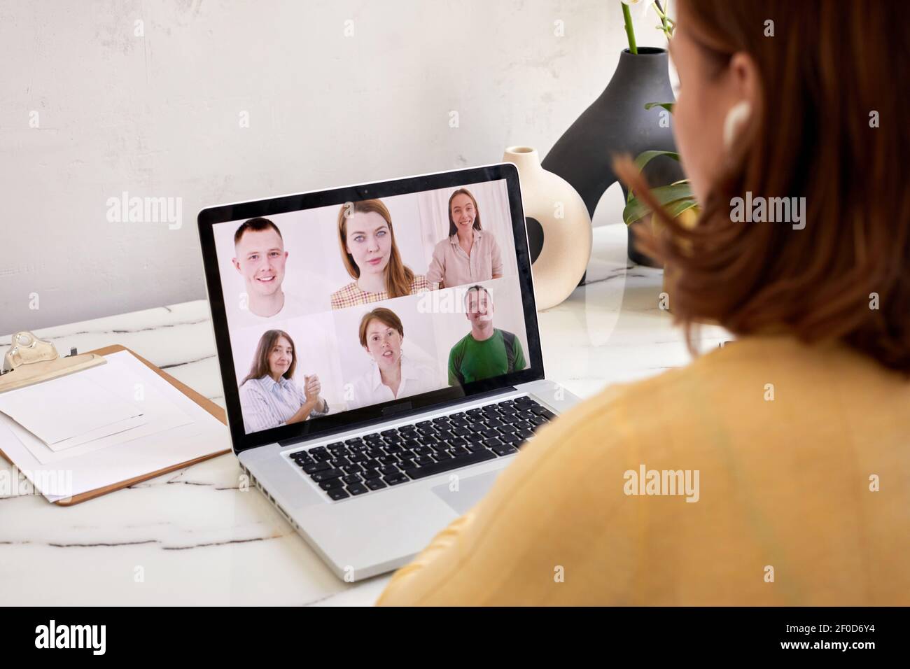 Giovane donna parlare in videochiamata su laptop, ragazza millennial riposo seduta parlare chat con i colleghi, avere conferenza webcam, concetto di tecnologia Foto Stock