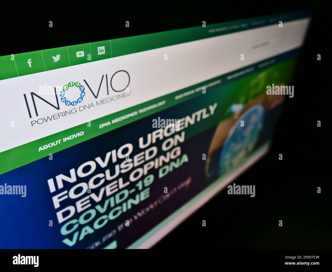 Visualizzazione ad alto angolo del sito web aziendale con il logo della società di biotecnologia americana Inovio Pharmaceuticals Inc. Su monitor. Mettere a fuoco in alto a sinistra dello schermo. Foto Stock