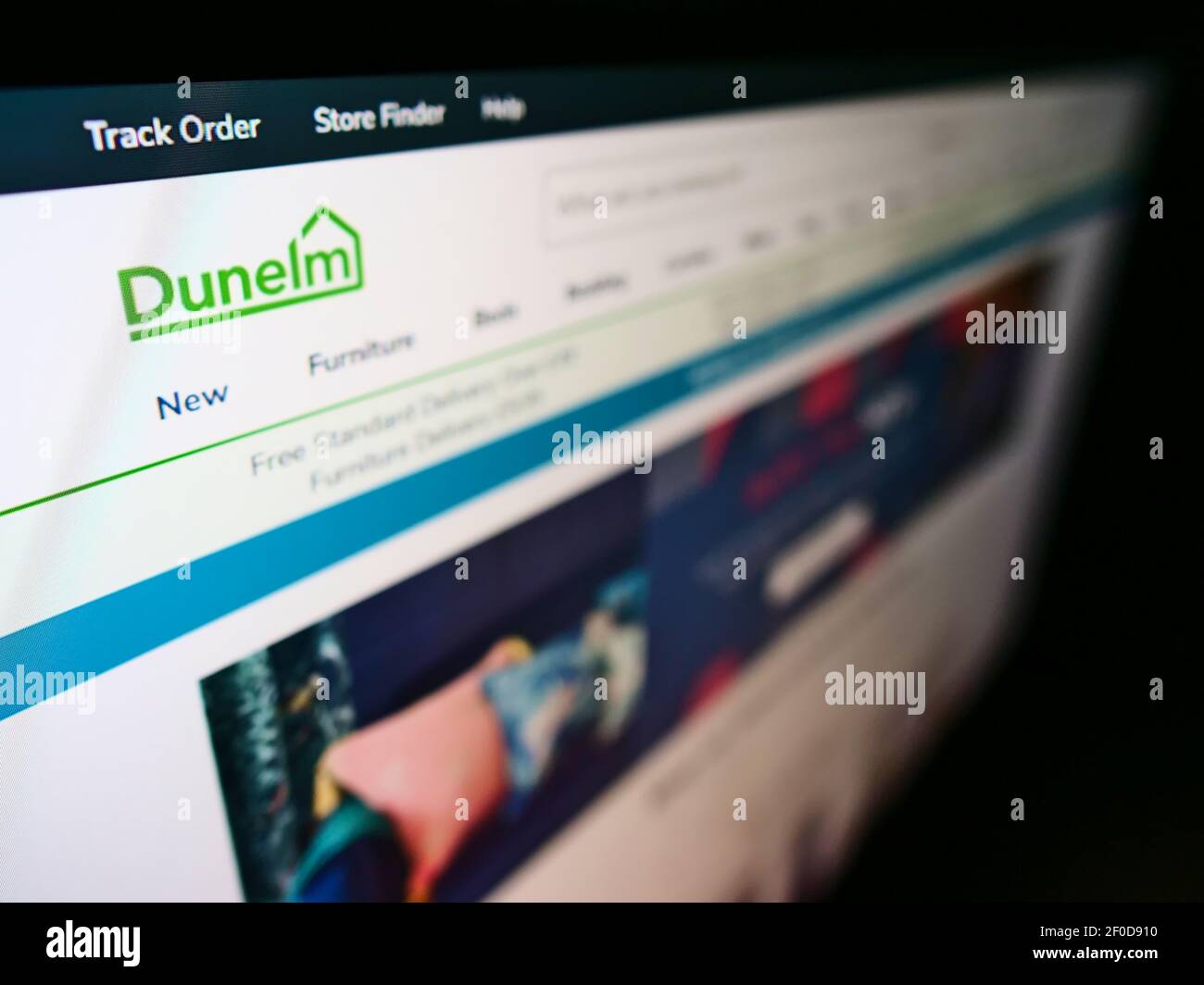 Vista ad alto angolo del sito Web con logo del rivenditore britannico Dunelm (Soft Furnishings) Limited su monitor. Mettere a fuoco in alto a sinistra dello schermo. Foto non modificata. Foto Stock