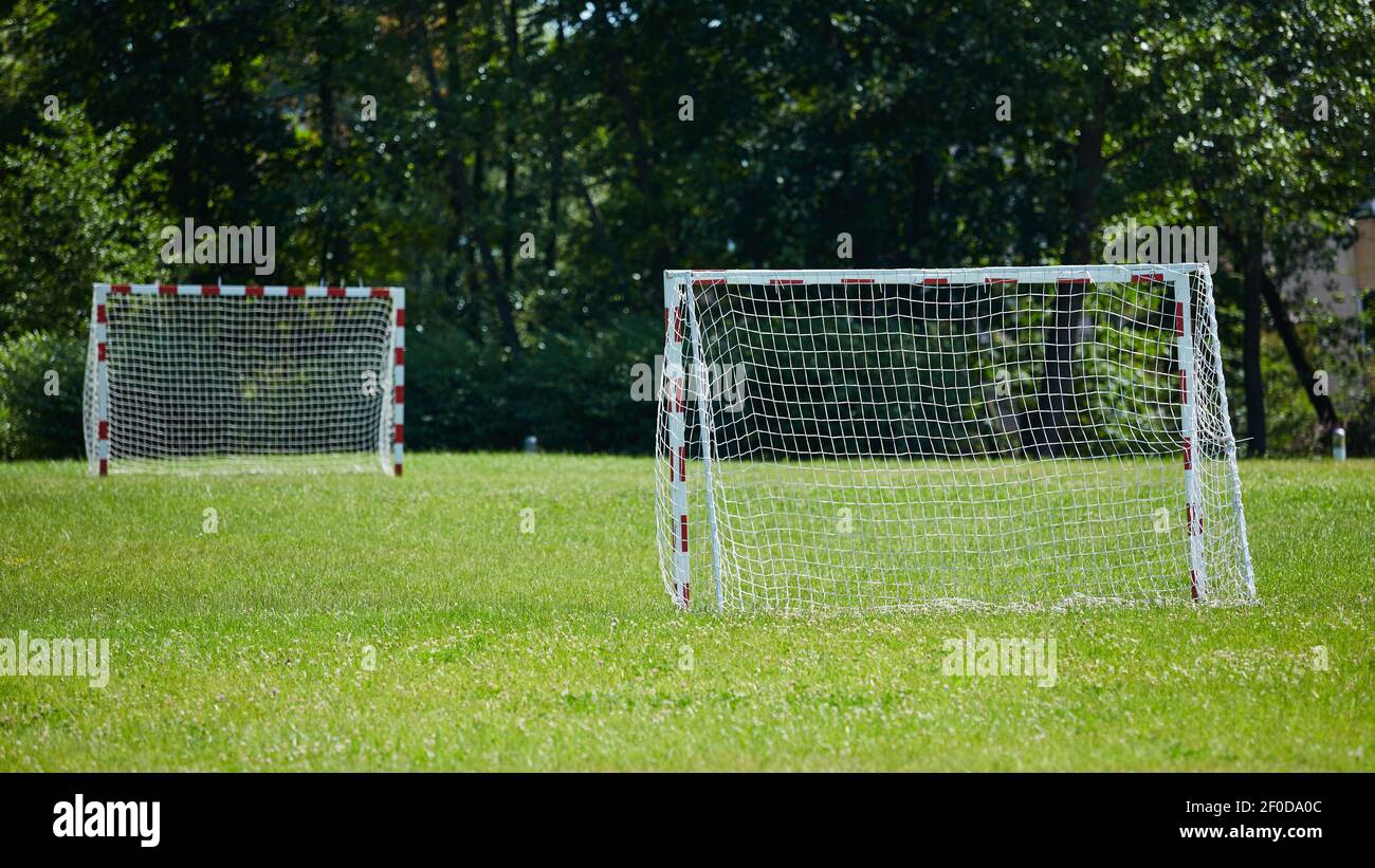 Vista di una rete sul campo di calcio vuoto. Foto Stock