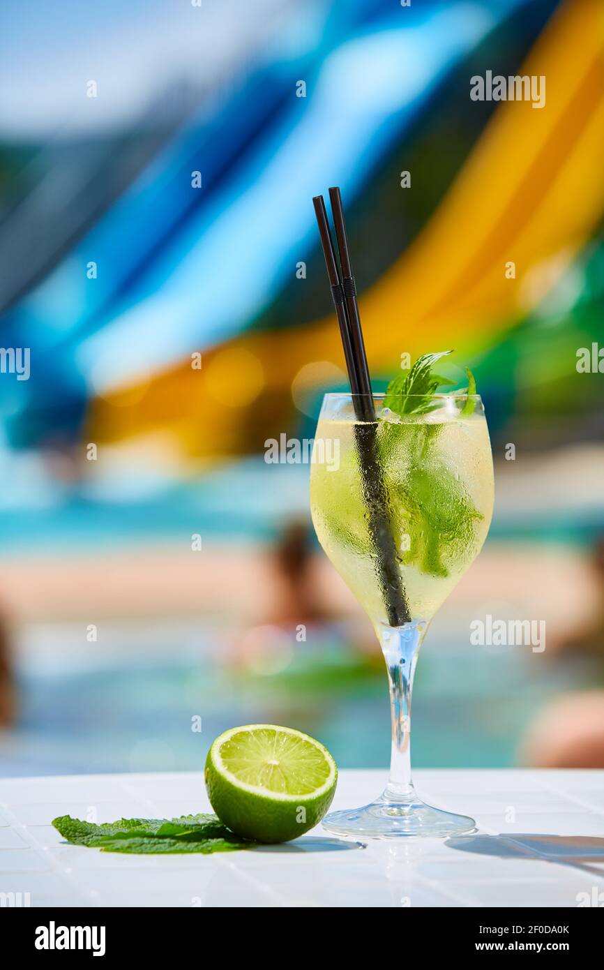 Close up cocktail Margarita con calce vicino alla piscina Foto Stock