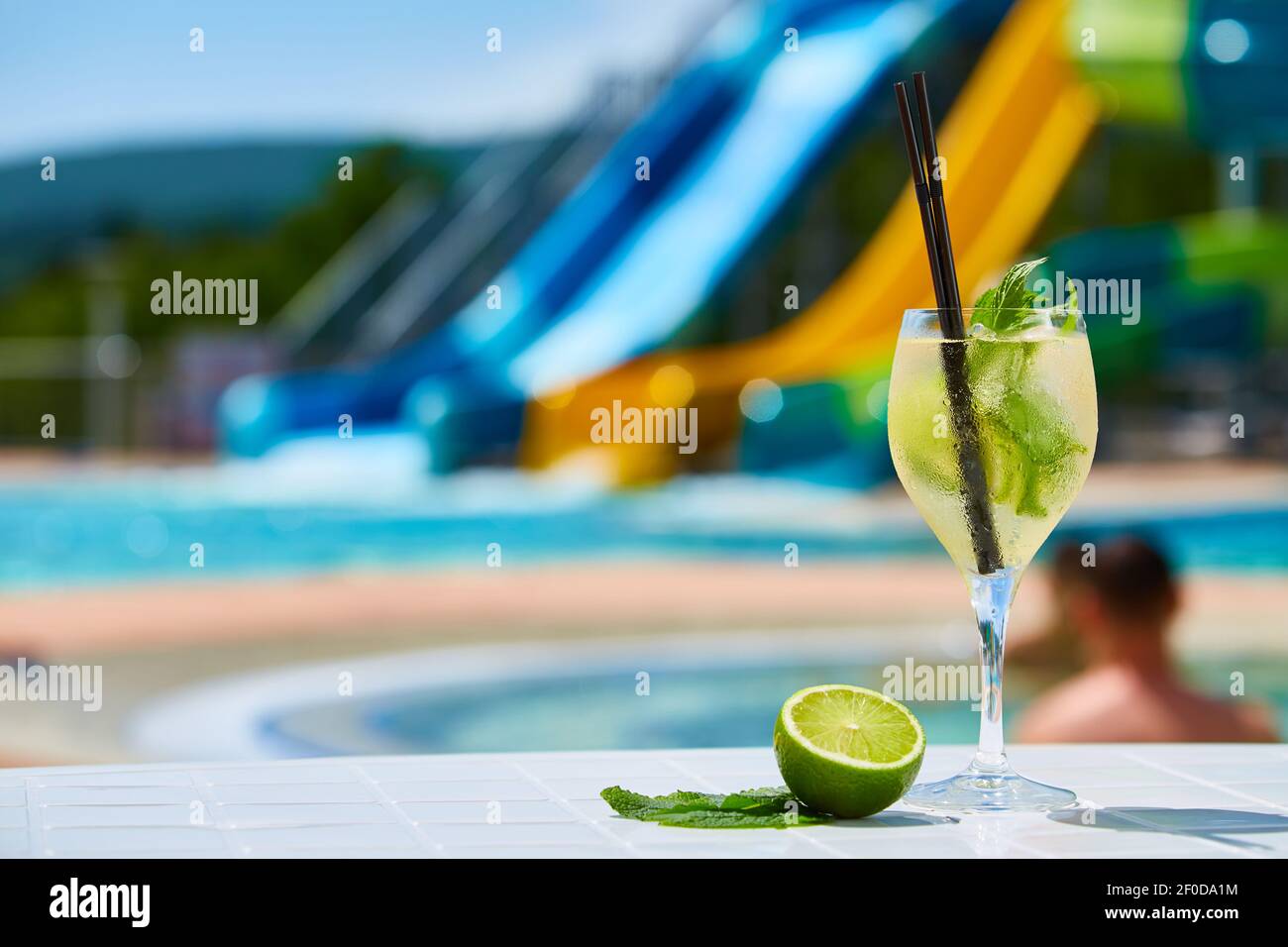 Close up cocktail Margarita con calce vicino alla piscina Foto Stock