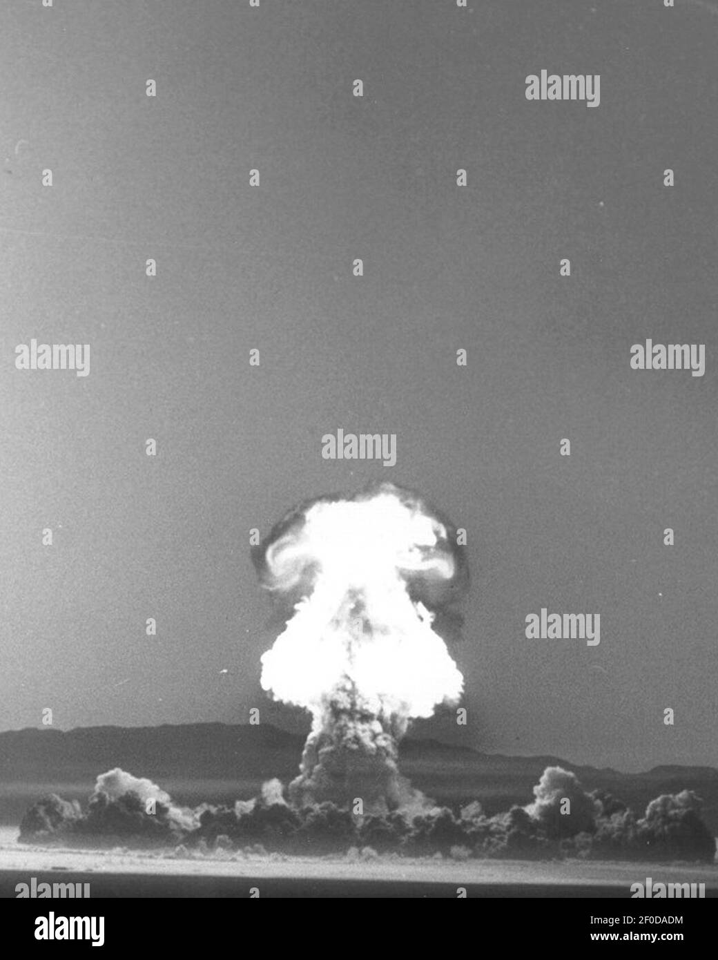 Esplosione nucleare di Plumbbob Wilson il 18 giugno 1957 presso IL SITO DI PROVA DEL NEVADA, da- Plumbbob Wilson 002 (tagliato). Foto Stock