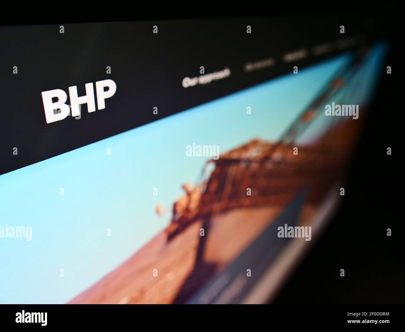 Visualizzazione ad alto angolo del sito Web aziendale con logo della società mineraria, metallurgica e petrolifera BHP Group su monitor. Mettere a fuoco in alto a sinistra dello schermo. Foto Stock