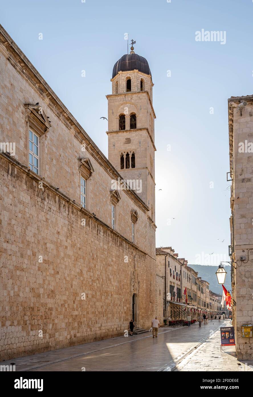 Dubrovnik, Croazia - 22 agosto 2020: Via stradun vuota vista della chiesa francescana campanile in alba Foto Stock
