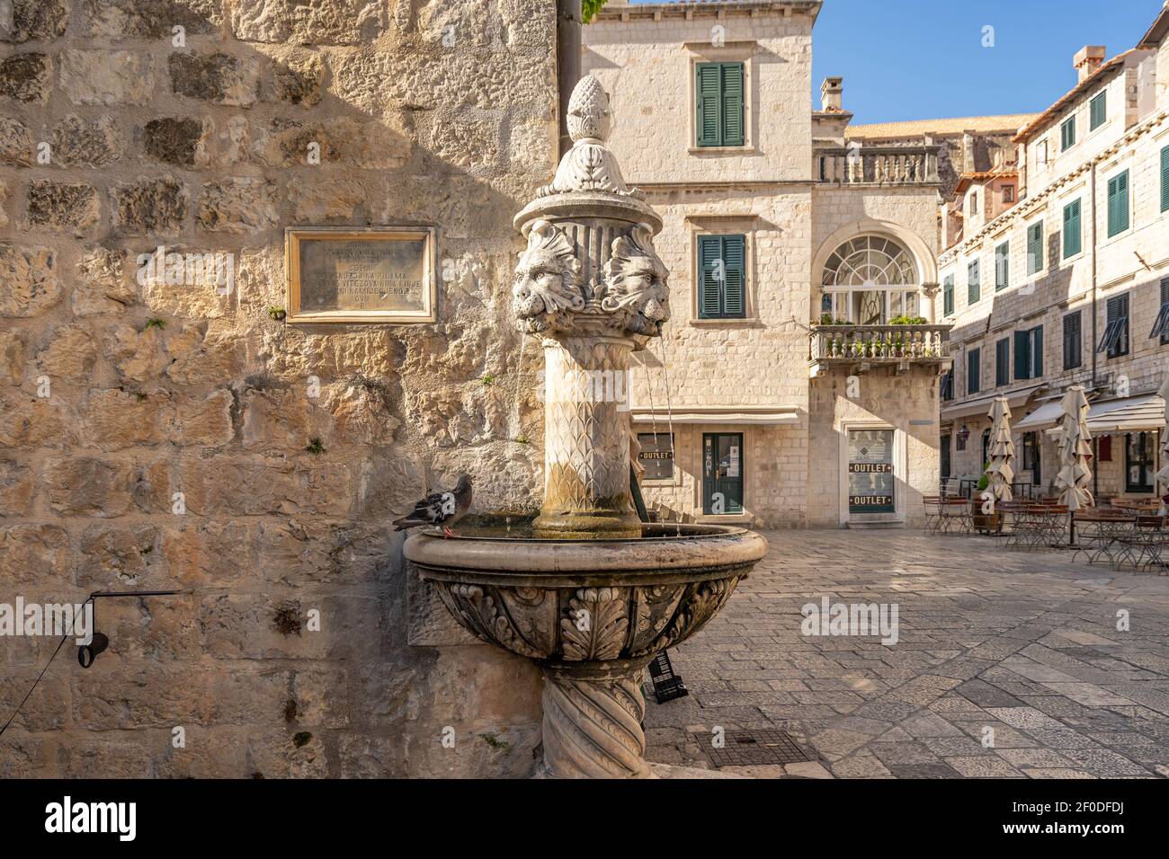 Dubrovnik, Croazia - 23 agosto 2020: Fontana bevente con la pietra del leone della città vecchia in mattinata Foto Stock