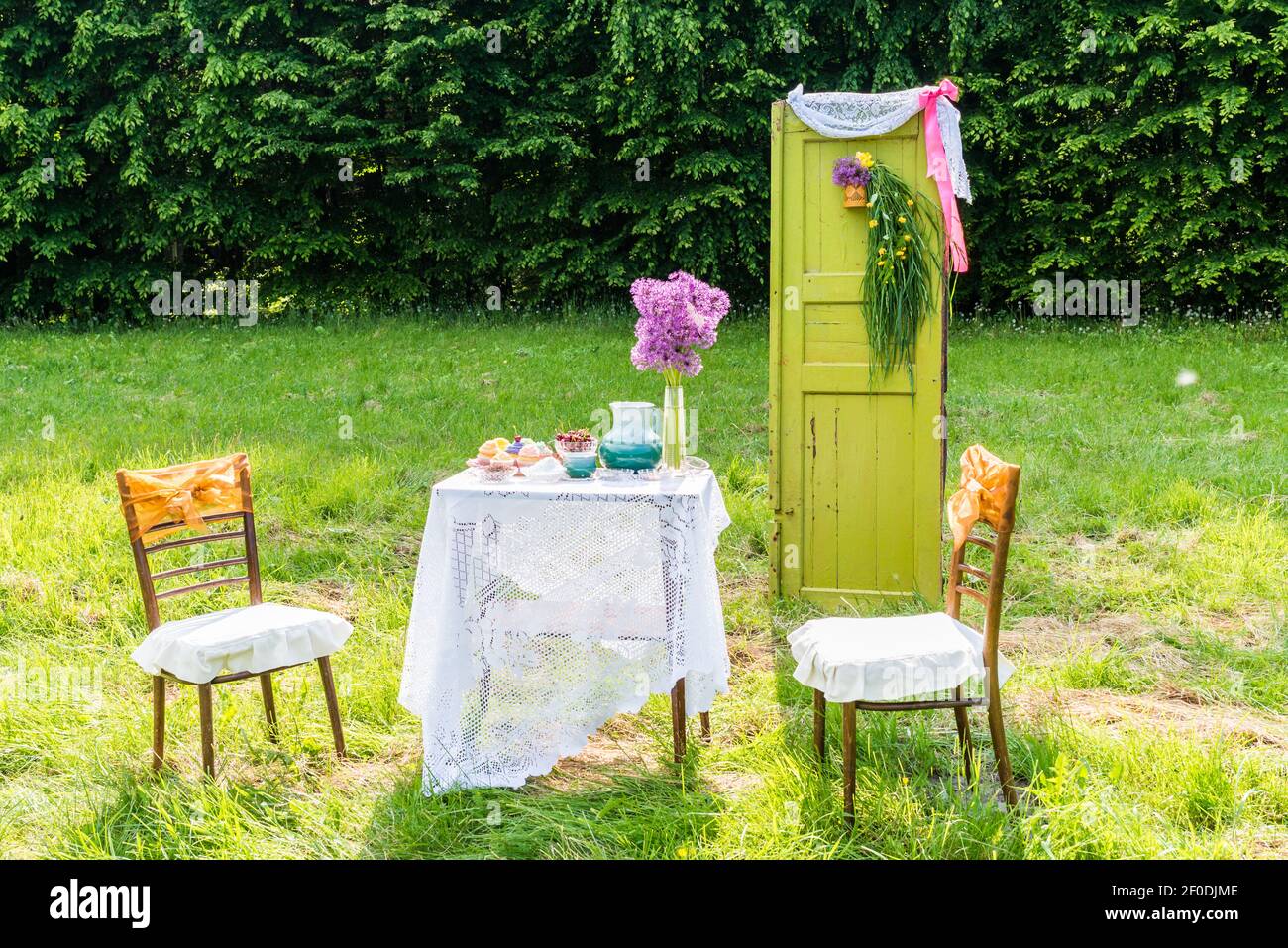 Porta decorata tavolo sedie Foto Stock