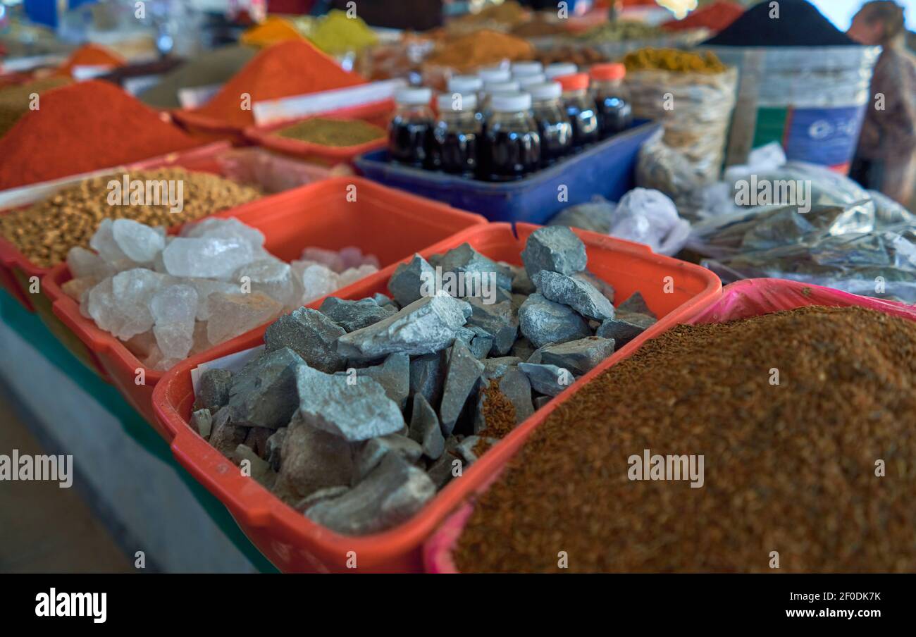 varie spezie sul banco del bazar orientale Foto Stock