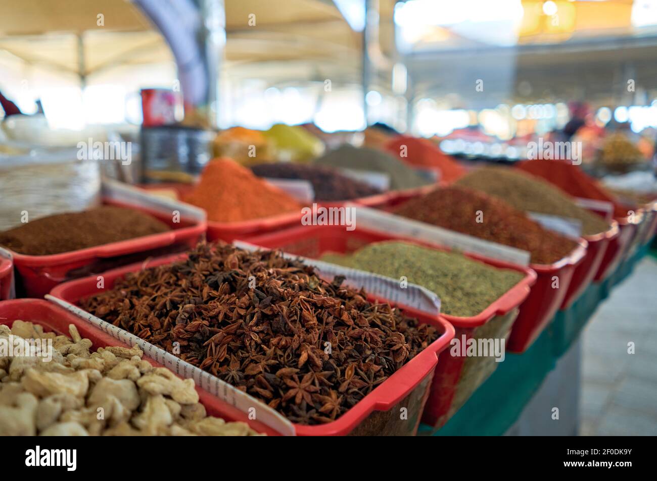 varie spezie sul banco del bazar orientale Foto Stock
