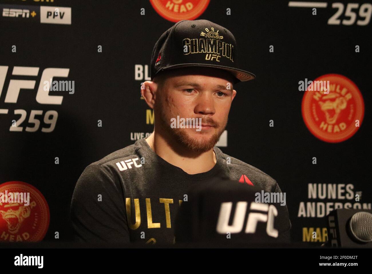 Las Vegas, Nevada, Stati Uniti. 6 marzo 2021. Petr Yan interagisce con i media dopo l'evento UFC 259 Blachowicz contro Adesanya tenutosi presso l'UFC Apex il 6 marzo 2021 a Las Vegas, Nevada, Stati Uniti. Credit: Diego Ribas/PX Imagens/ZUMA Wire/Alamy Live News Foto Stock