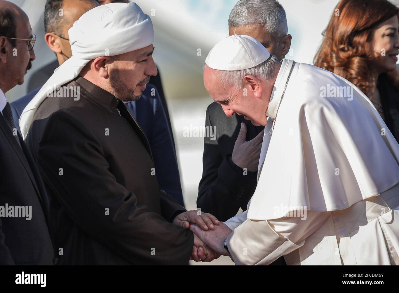 Erbil, Iraq. 07 marzo 2021. Papa Francesco (R) arriva all'aeroporto internazionale di Erbil prima del suo incontro con il Presidente della Regione Kurdistan Nechirvan Barzani, come parte della sua visita in Kurdistan. Papa Francesco è arrivato in Iraq venerdì per la prima visita papale nel Paese del Medio Oriente, un luogo dove la comunità cristiana si è ridotta in mezzo ad anni di guerra. Credit: Stringer/dpa/Alamy Live News Foto Stock