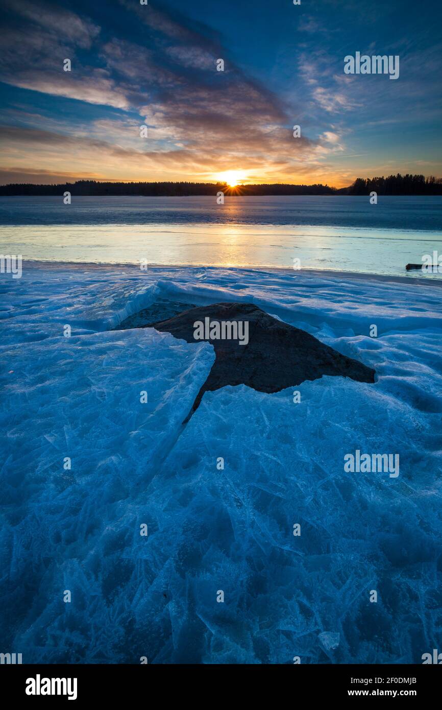 Bellissima alba invernale e formazioni di ghiaccio a Årvold, nel lago Vansjø, Rygge, Østfold, Norvegia. Foto Stock