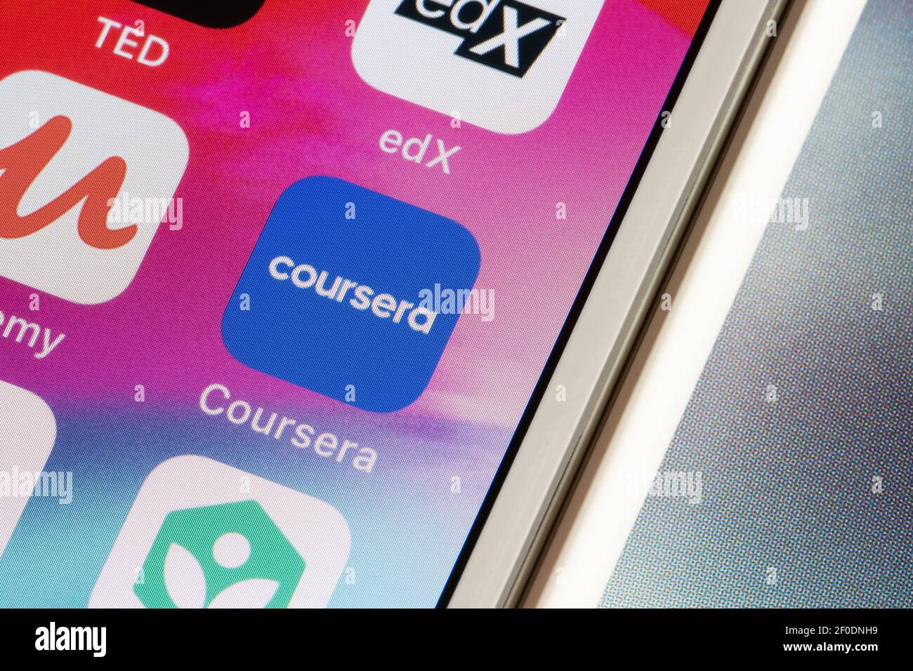 L'icona dell'app Coursera mobile viene visualizzata su un iPhone. Coursera è un grande provider americano di corsi online aperti fondato da Andrew ng e Daphne Koller. Foto Stock