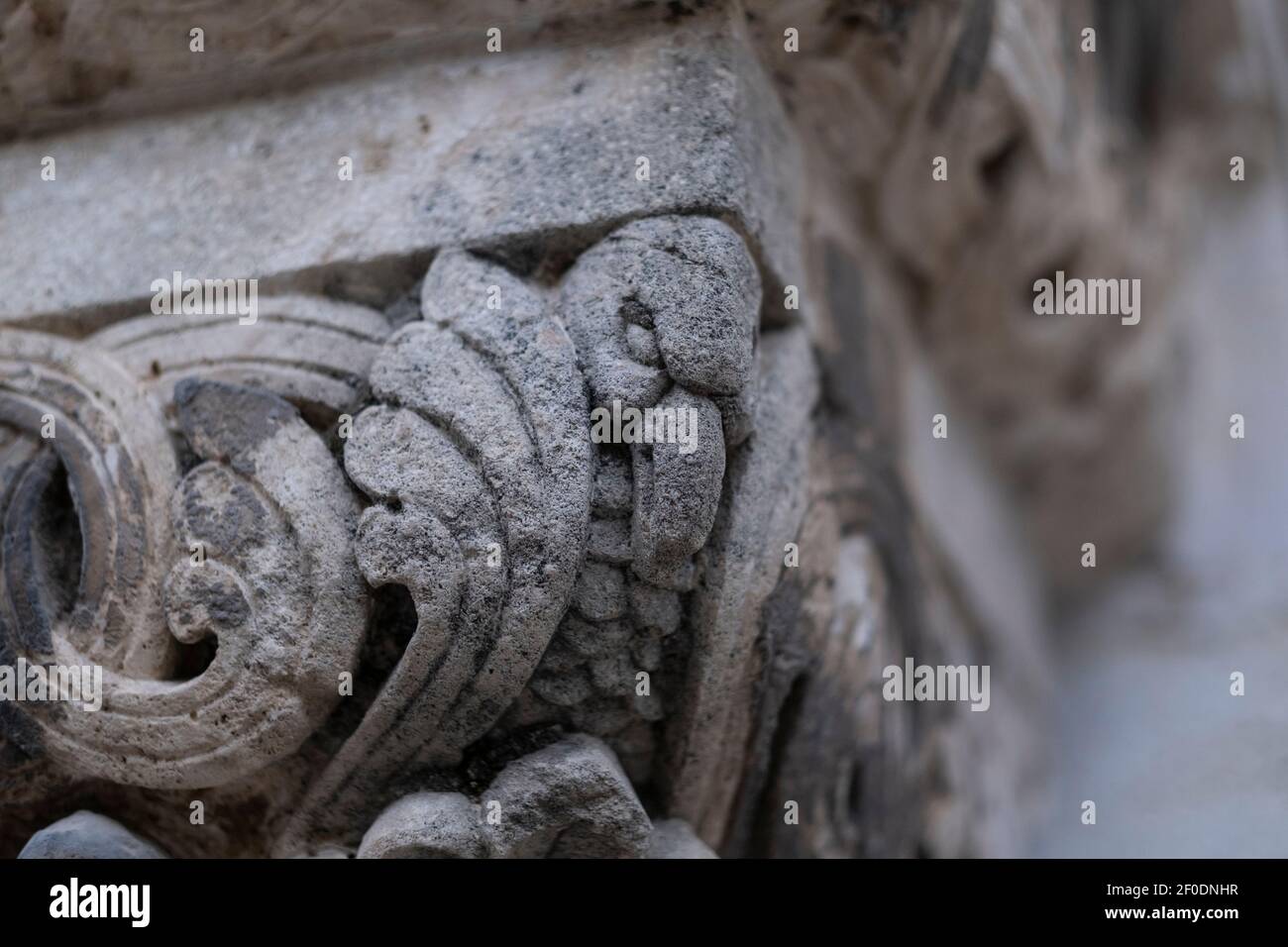 Colonna decorativa con figura scolpita di un'aquila a un Ingresso laterale alla chiesa luterana del Redentore costruita Nel 1898 al Muristan Christian Quarter vecchia città est Gerusalemme Israele Foto Stock