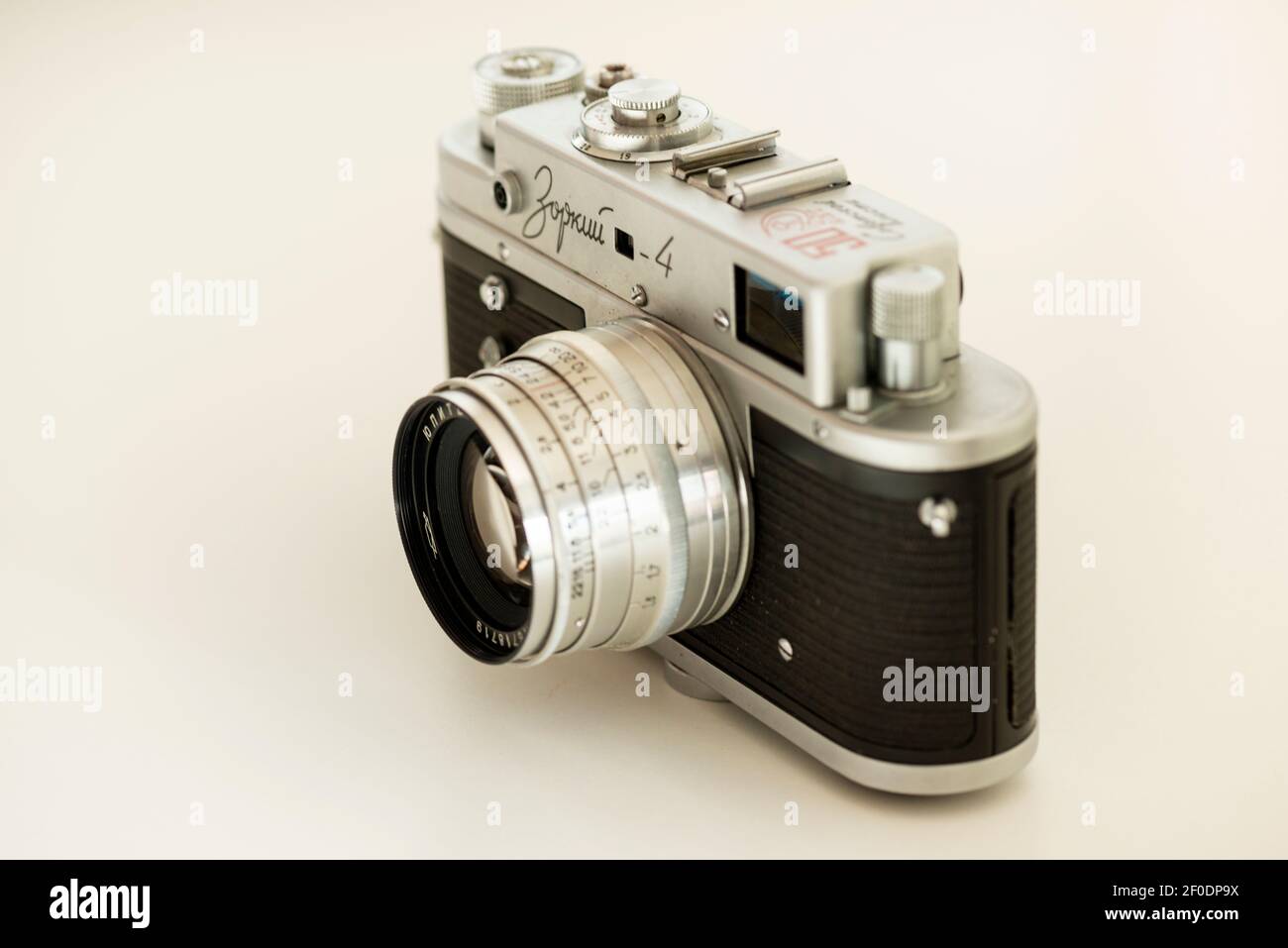 Vista di argento russo Zorki 4 vecchia fotocamera manuale d'argento vintage come classico concetto di fotografia retrò. Foto Stock