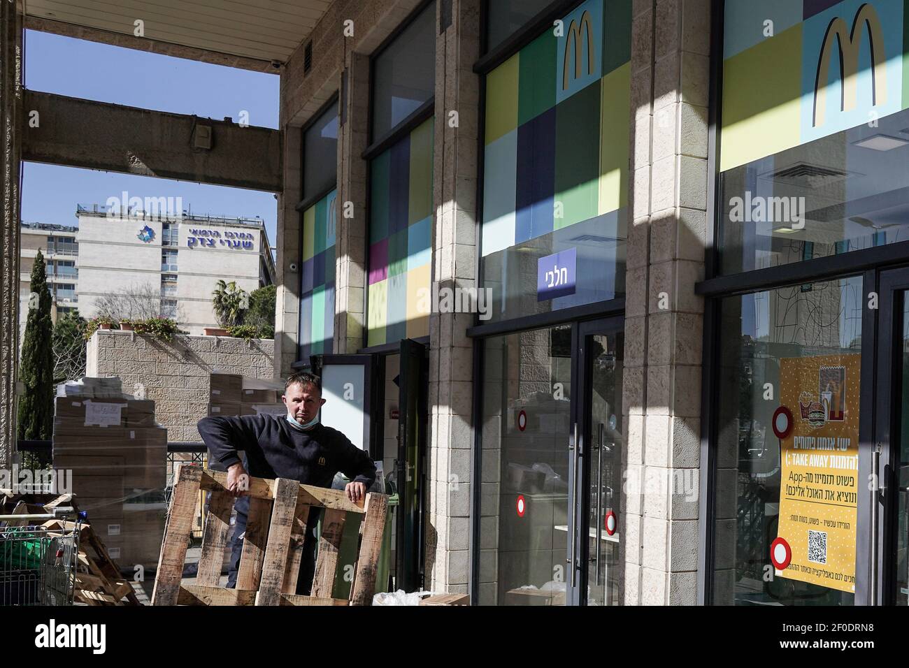 Gerusalemme, Israele. 7 Mar 2021. Una diramazione di Jerusalem McDonalds restocks e si prepara ad aprire i posti a sedere al coperto più tardi oggi. Mettendo la fiducia nell’efficienza dei vaccini COVID-19 e sotto pressione prima delle elezioni del 23 marzo 2021, il governo israeliano ha allentato le restrizioni di blocco all’inizio della terza fase del piano di uscita di Coronavirus, riaprendo per lo più i titolari del Green Pass. Credit: NIR Alon/Alamy Live News Foto Stock