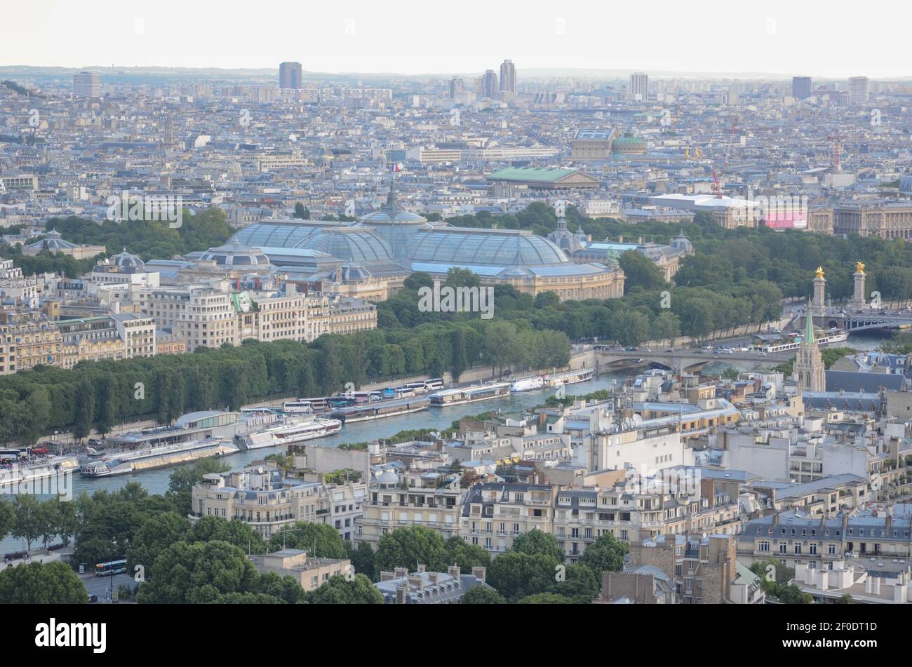 Vista aerea da Parigi, Francia. Con i suoi cinema, caffè, negozi di lusso e castagni di cavalli, Avenue des Champs-Élysées è uno dei mos Foto Stock