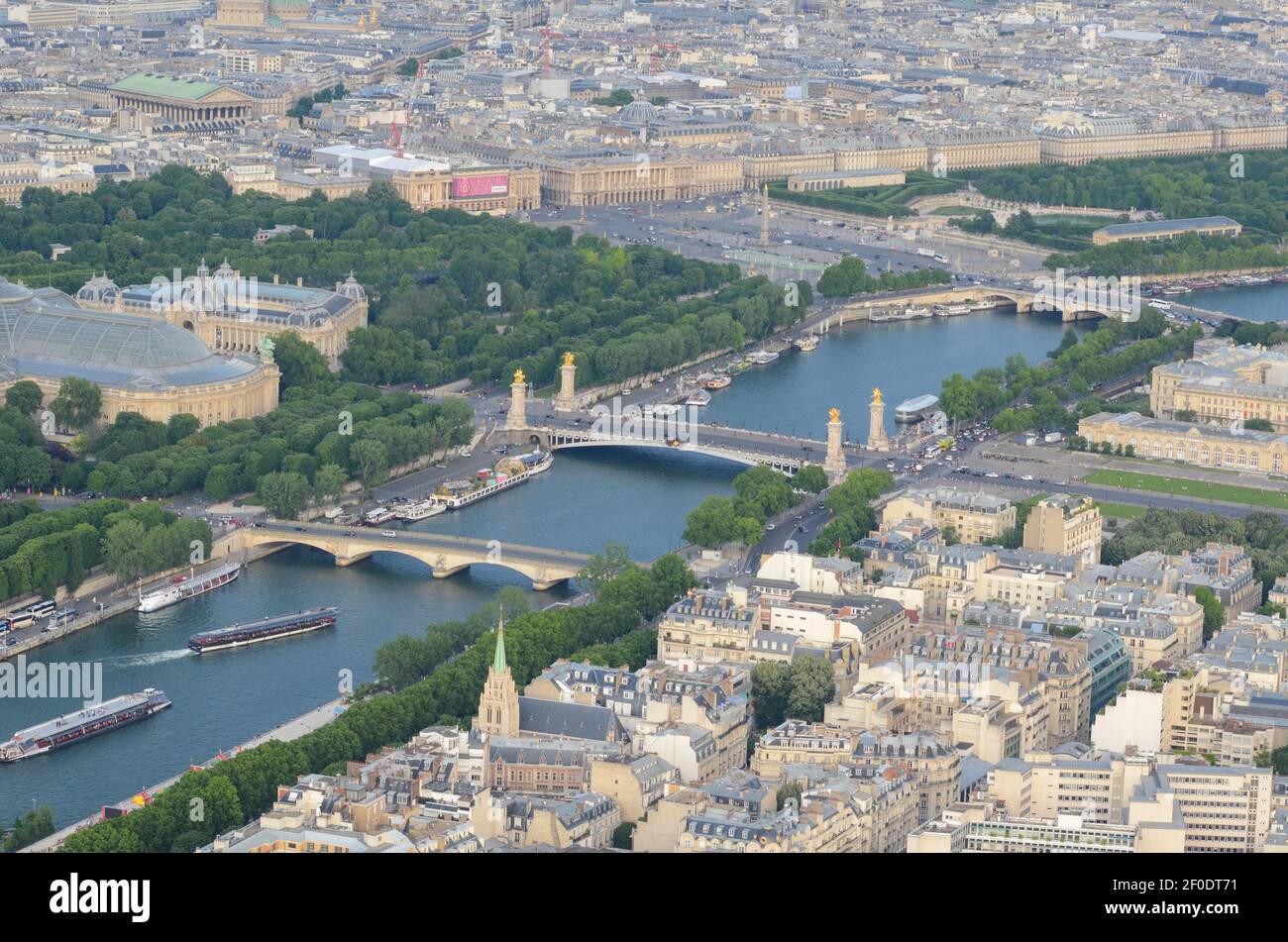 Vista aerea da Parigi, Francia. Con i suoi cinema, caffè, negozi di lusso e castagni di cavalli, Avenue des Champs-Élysées è uno dei mos Foto Stock