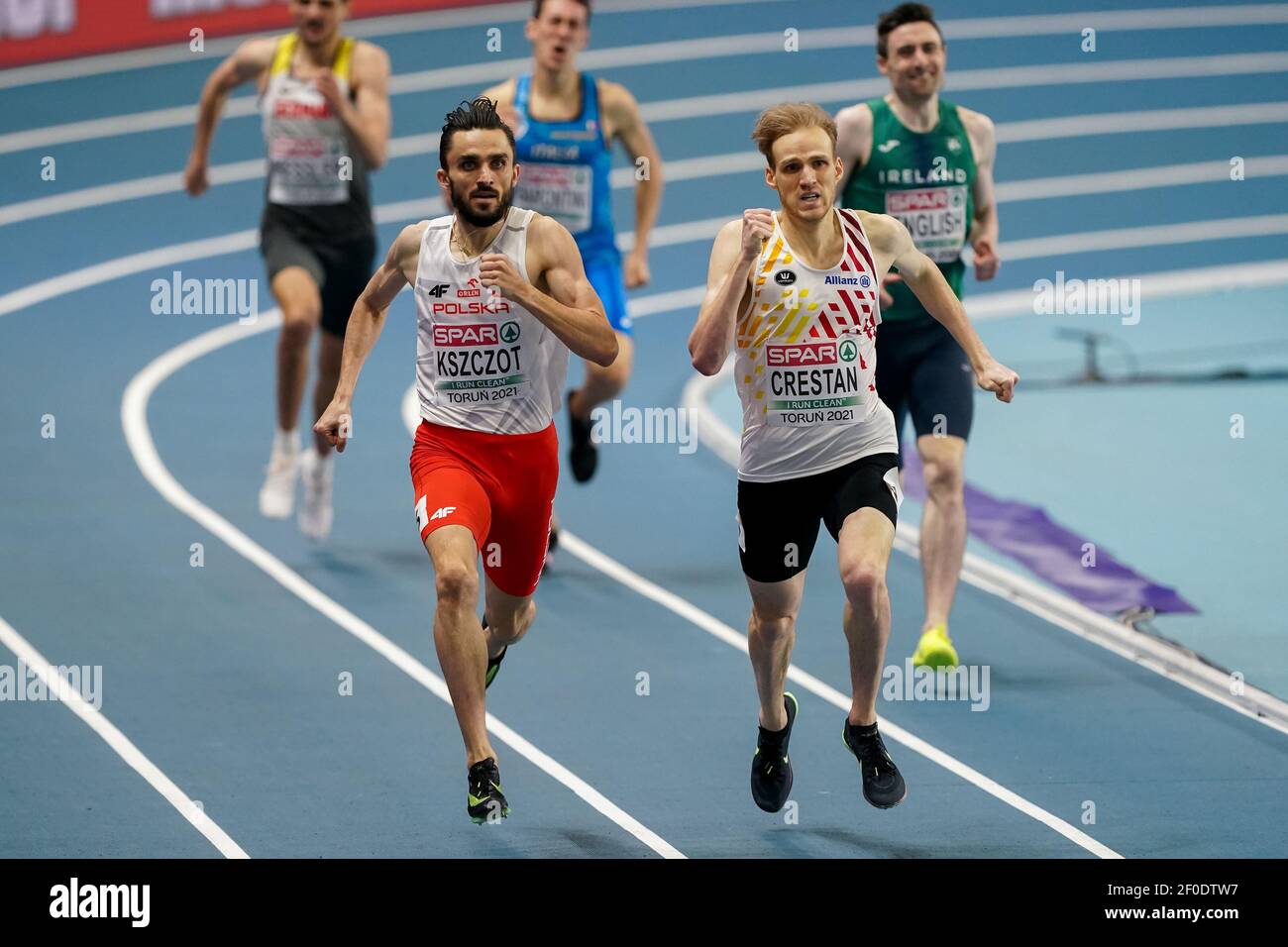 TORUN, POLONIA - 6 MARZO: Adam Kszczot di Polonia ed Eliott Crestan del Belgio gareggiano nella semifinale Mens 800m durante l'European Athletics Indo Foto Stock