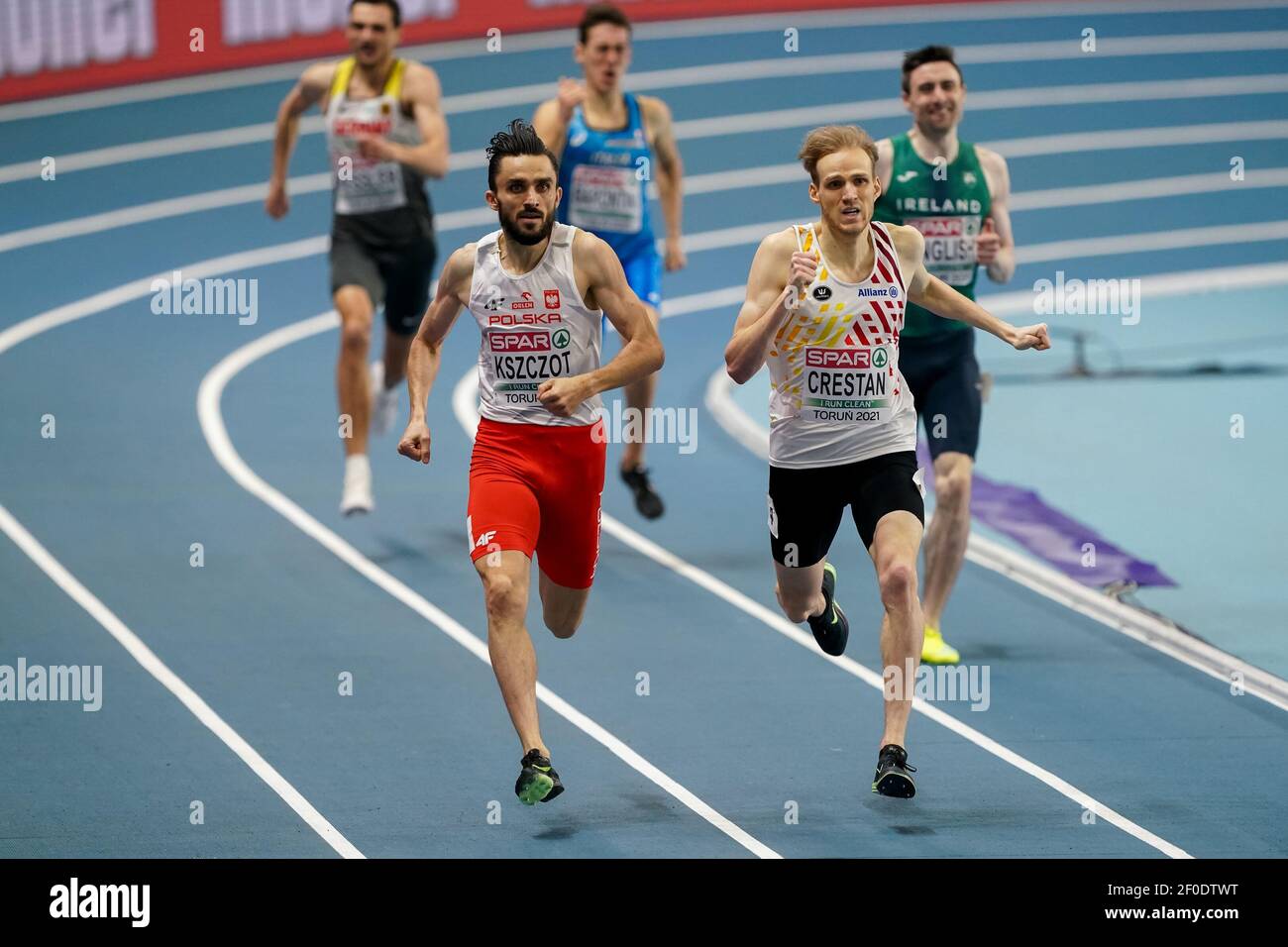 TORUN, POLONIA - 6 MARZO: Adam Kszczot di Polonia ed Eliott Crestan del Belgio gareggiano nella semifinale Mens 800m durante l'European Athletics Indo Foto Stock