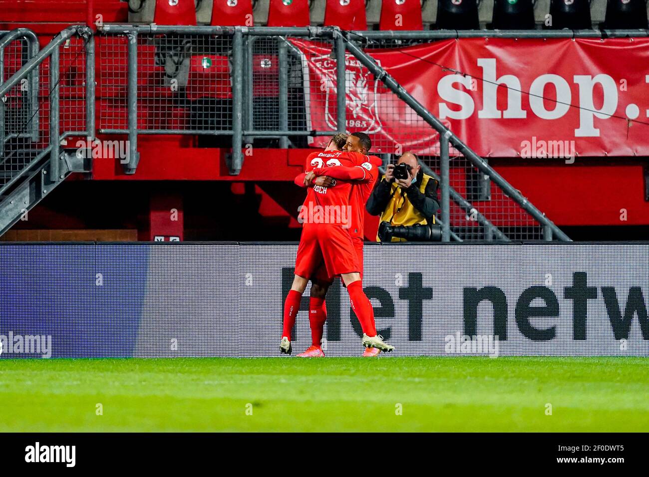 ENSCHEDE, PAESI BASSI - 6 MARZO: Jesse Bosch del FC Twente festeggia il suo obiettivo durante la partita olandese di Eredivisie tra il FC Twente e Willem II a Gol Foto Stock